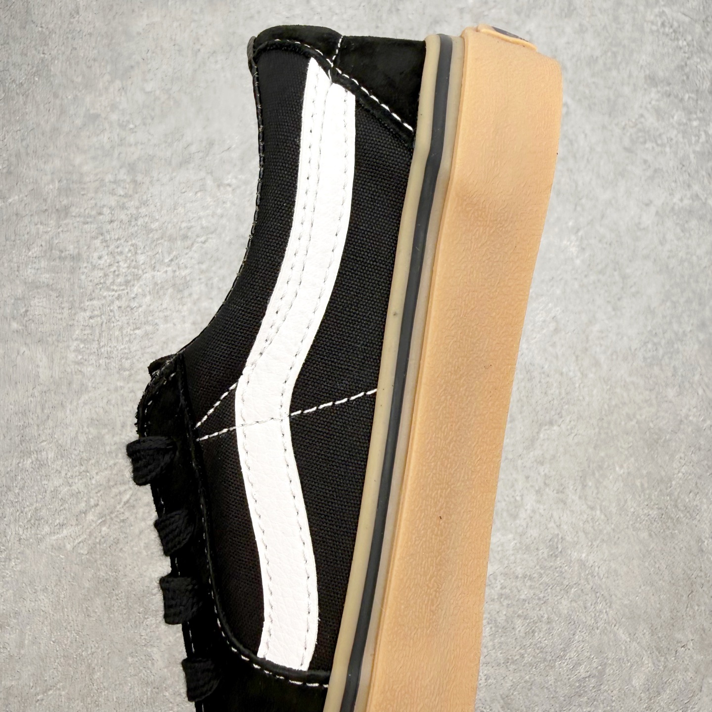 Vans Sk8-Low 黑生胶范斯复古休闲硫化帆布鞋鞋款以黑色麂皮拼接帆布鞋面打造整体鞋身 以SK8-