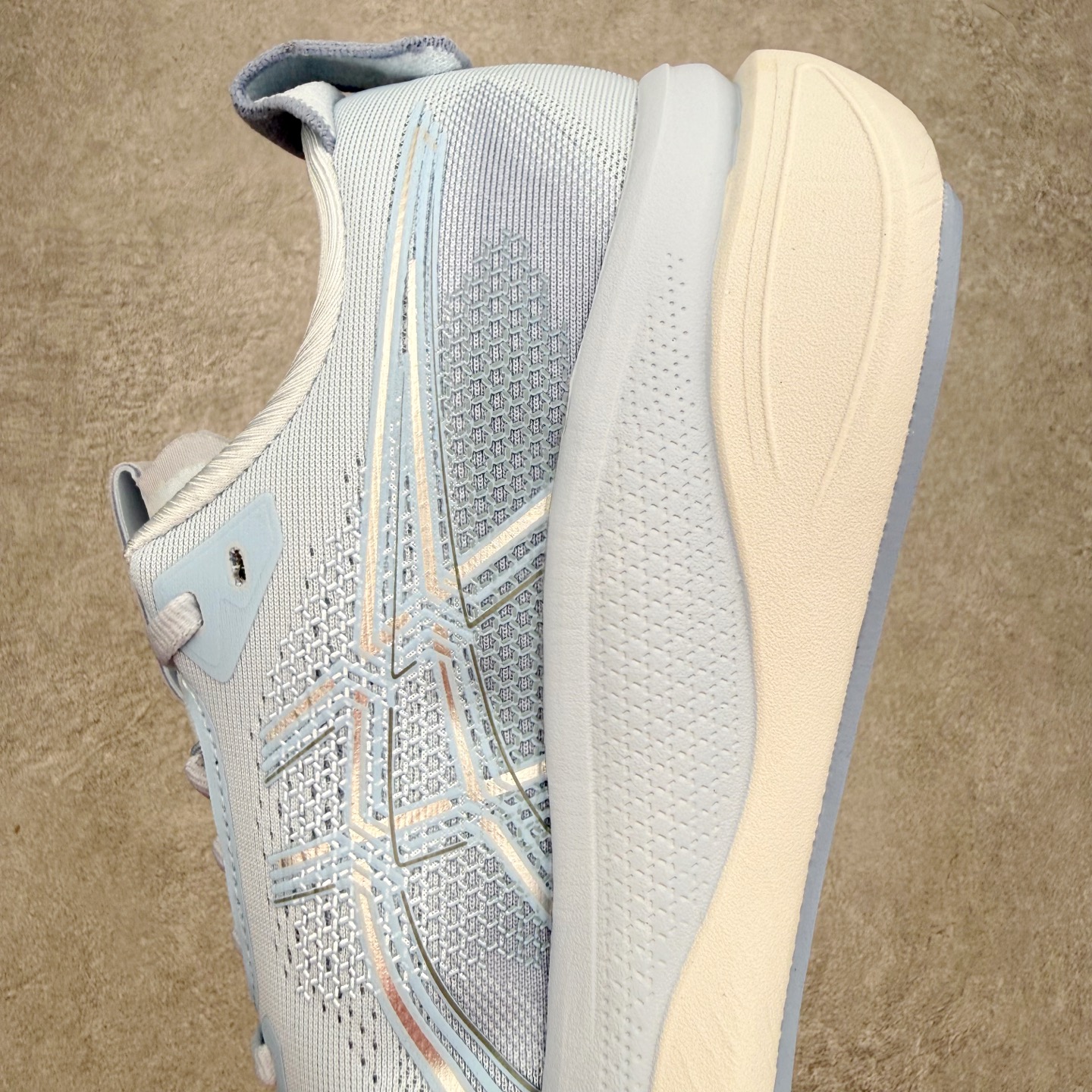 ASICS GEL-KAYANO 33 舒适贴合透气支撑回弹跑步鞋 ASICS（亚瑟士）是日本实业家鬼冢