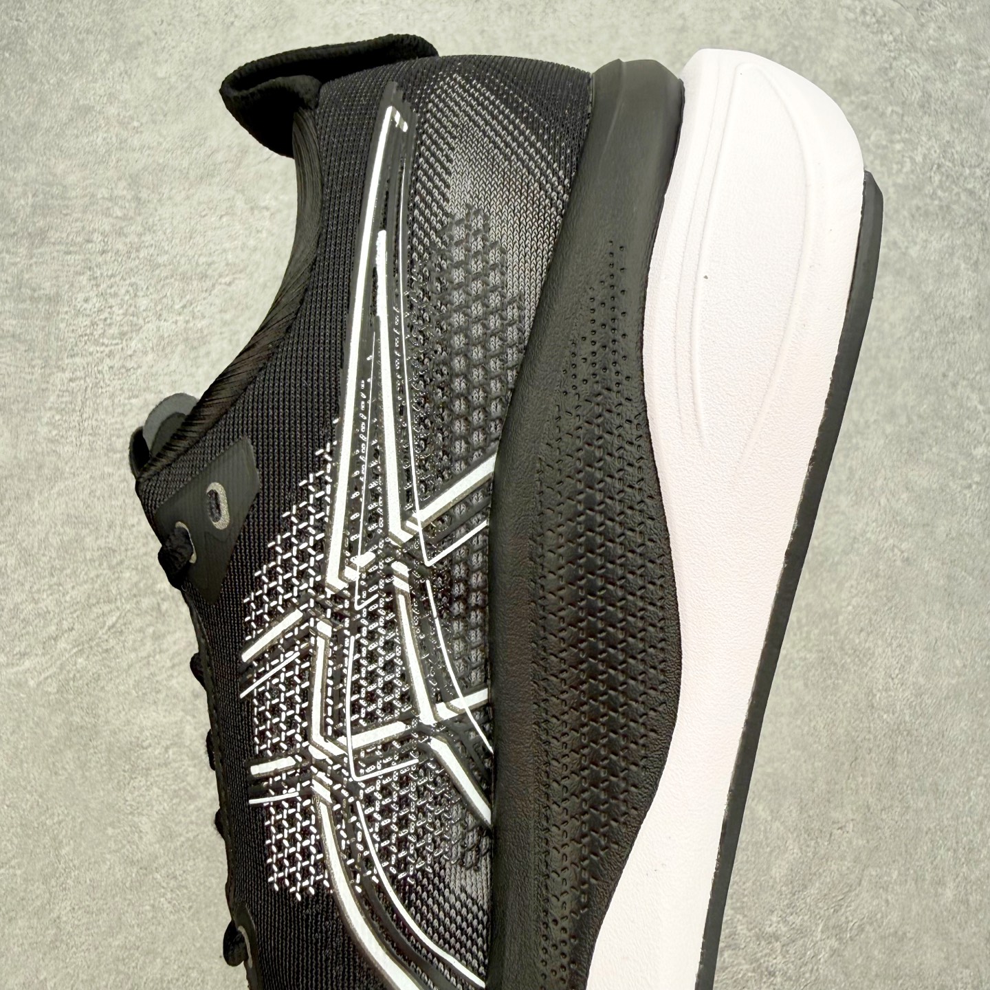 ASICS GEL-KAYANO 33 舒适贴合透气支撑回弹跑步鞋 ASICS（亚瑟士）是日本实业家鬼冢