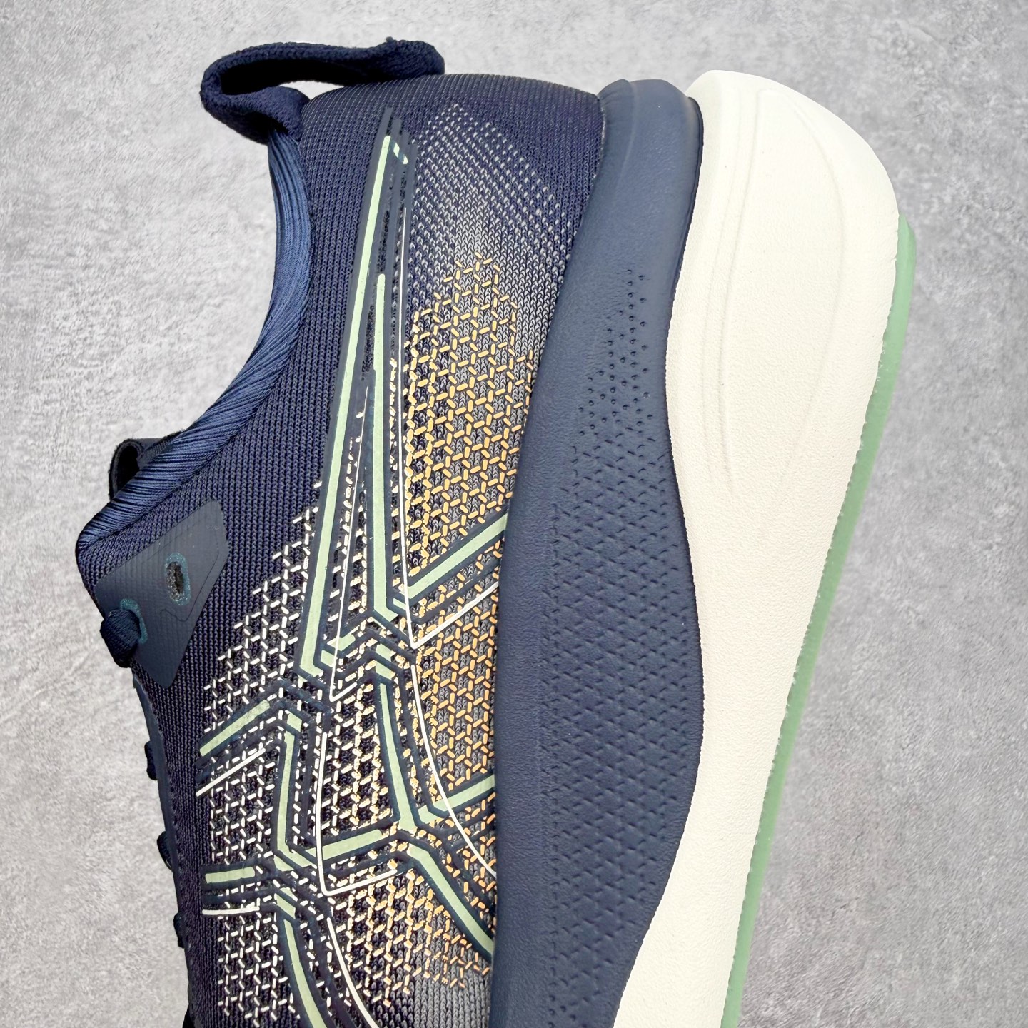 ASICS GEL-KAYANO 33 舒适贴合透气支撑回弹跑步鞋 ASICS（亚瑟士）是日本实业家鬼冢
