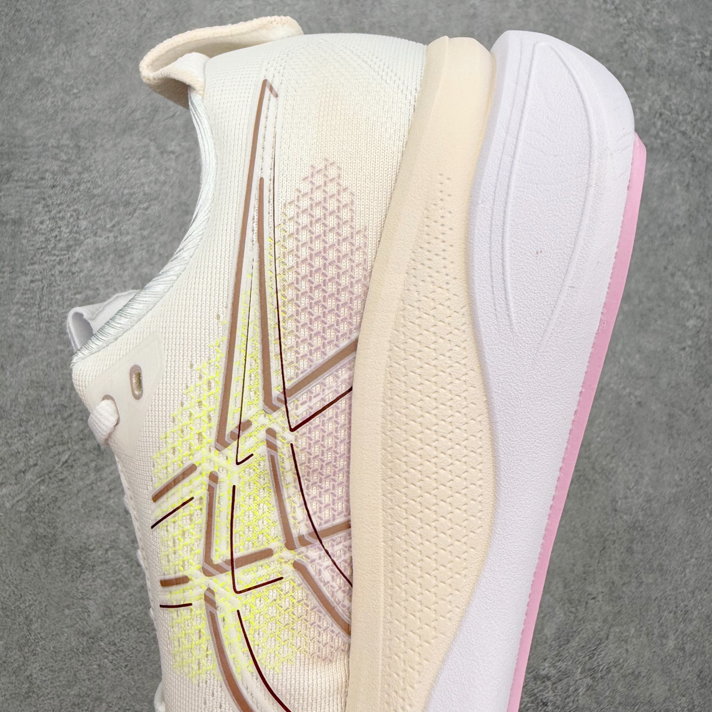 ASICS GEL-KAYANO 33 舒适贴合透气支撑回弹跑步鞋 ASICS（亚瑟士）是日本实业家鬼冢