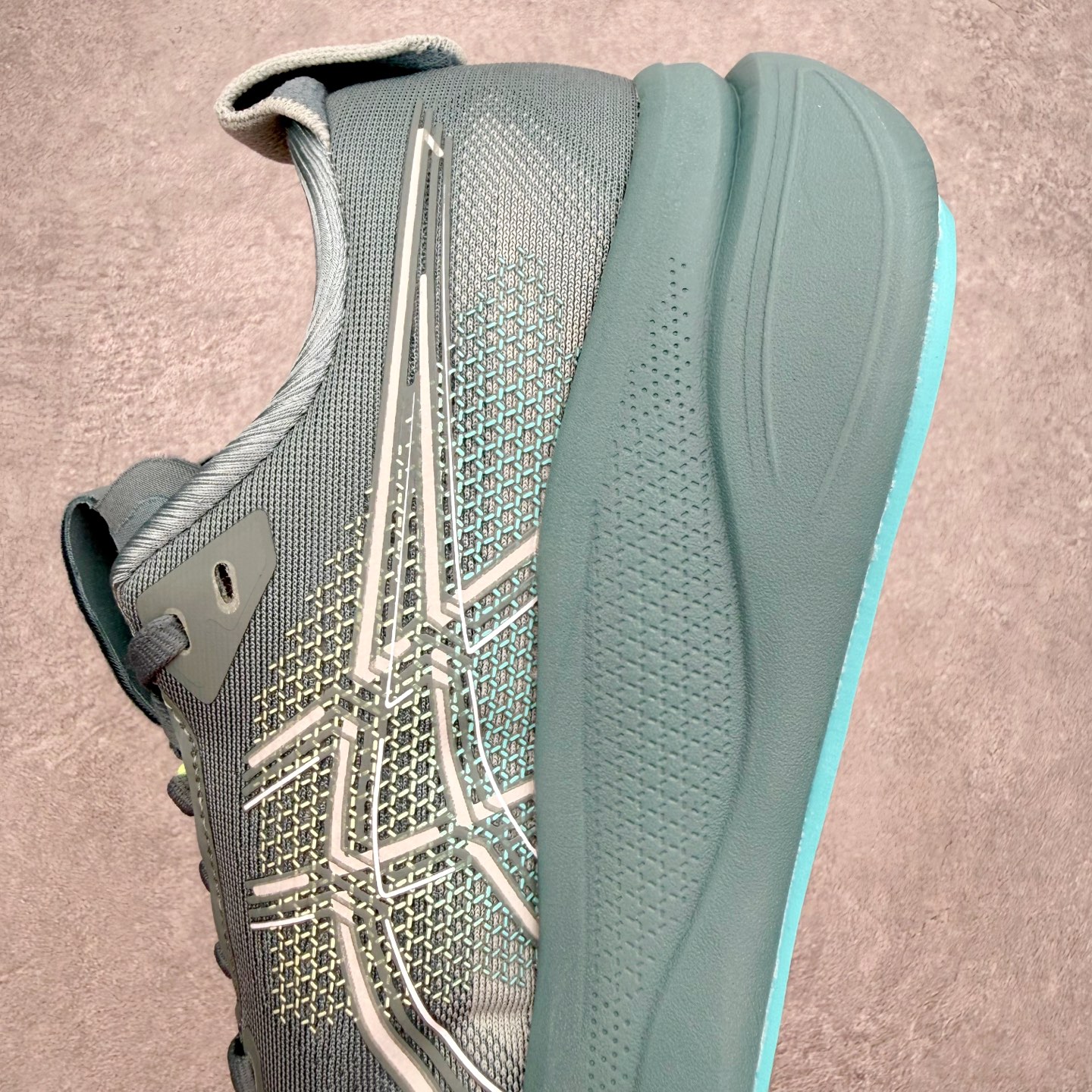 ASICS GEL-KAYANO 33 舒适贴合透气支撑回弹跑步鞋 ASICS（亚瑟士）是日本实业家鬼冢