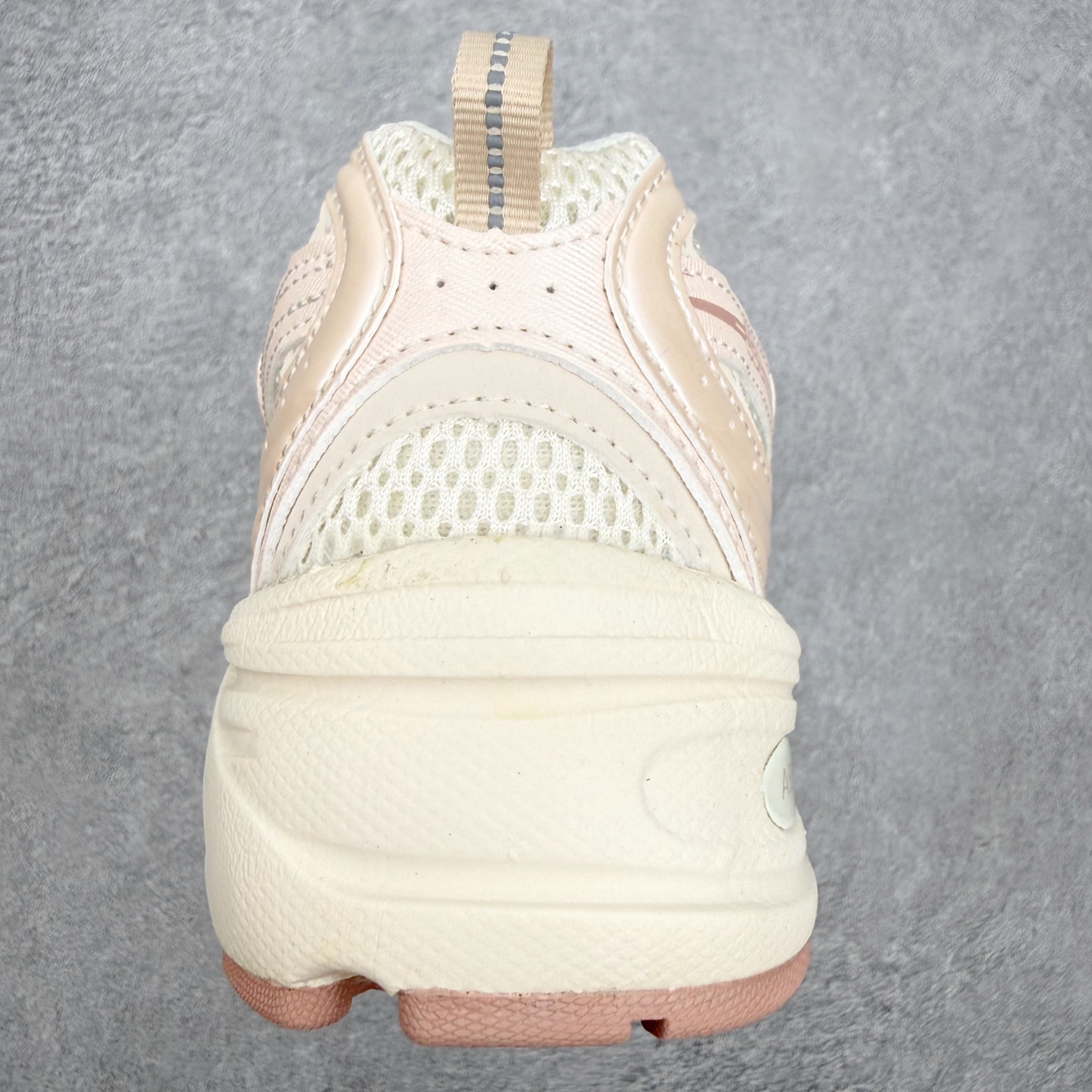 New Balance NB530 新百伦复古透气跑步鞋 抛弃过往以皮革为主的人气轮廓 以极具复古风范的