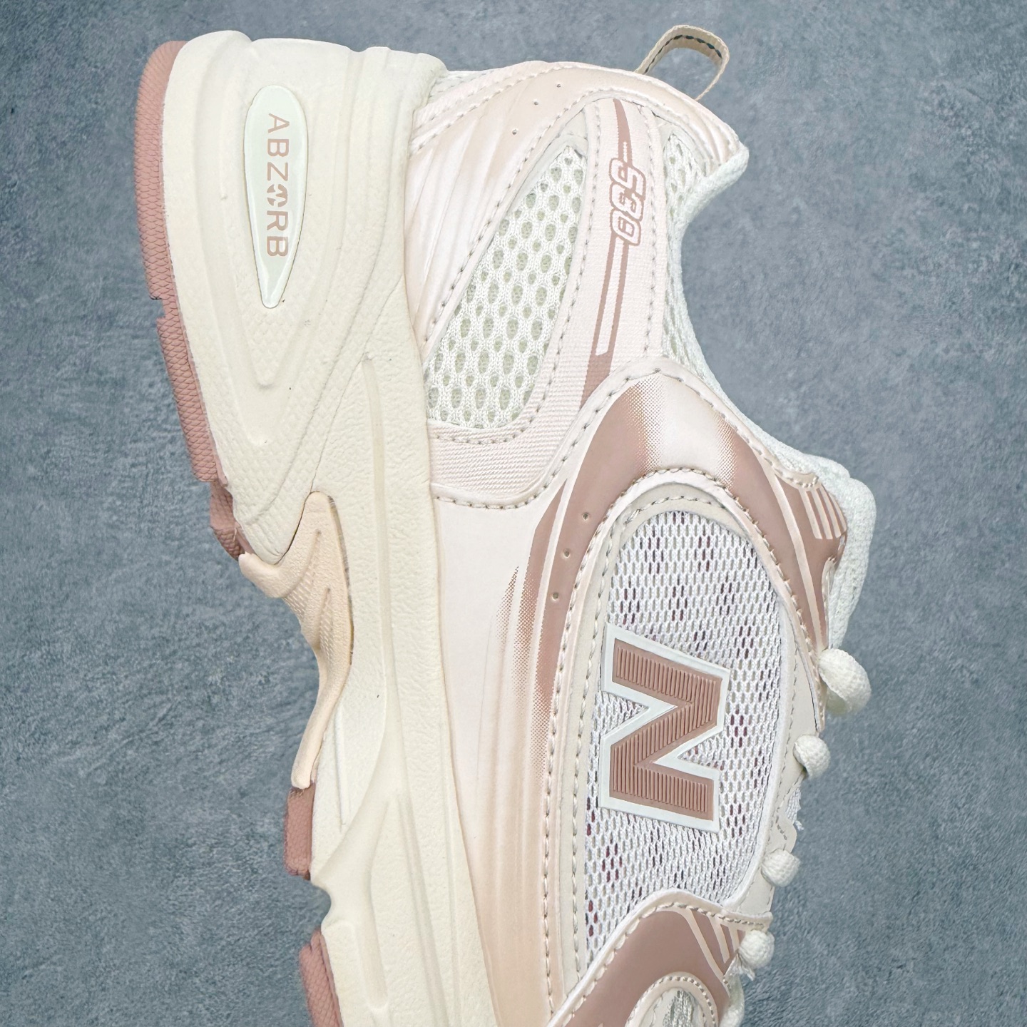 New Balance NB530 新百伦复古透气跑步鞋 抛弃过往以皮革为主的人气轮廓 以极具复古风范的