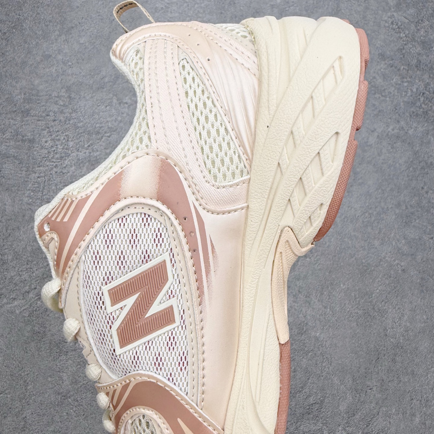 New Balance NB530 新百伦复古透气跑步鞋 抛弃过往以皮革为主的人气轮廓 以极具复古风范的