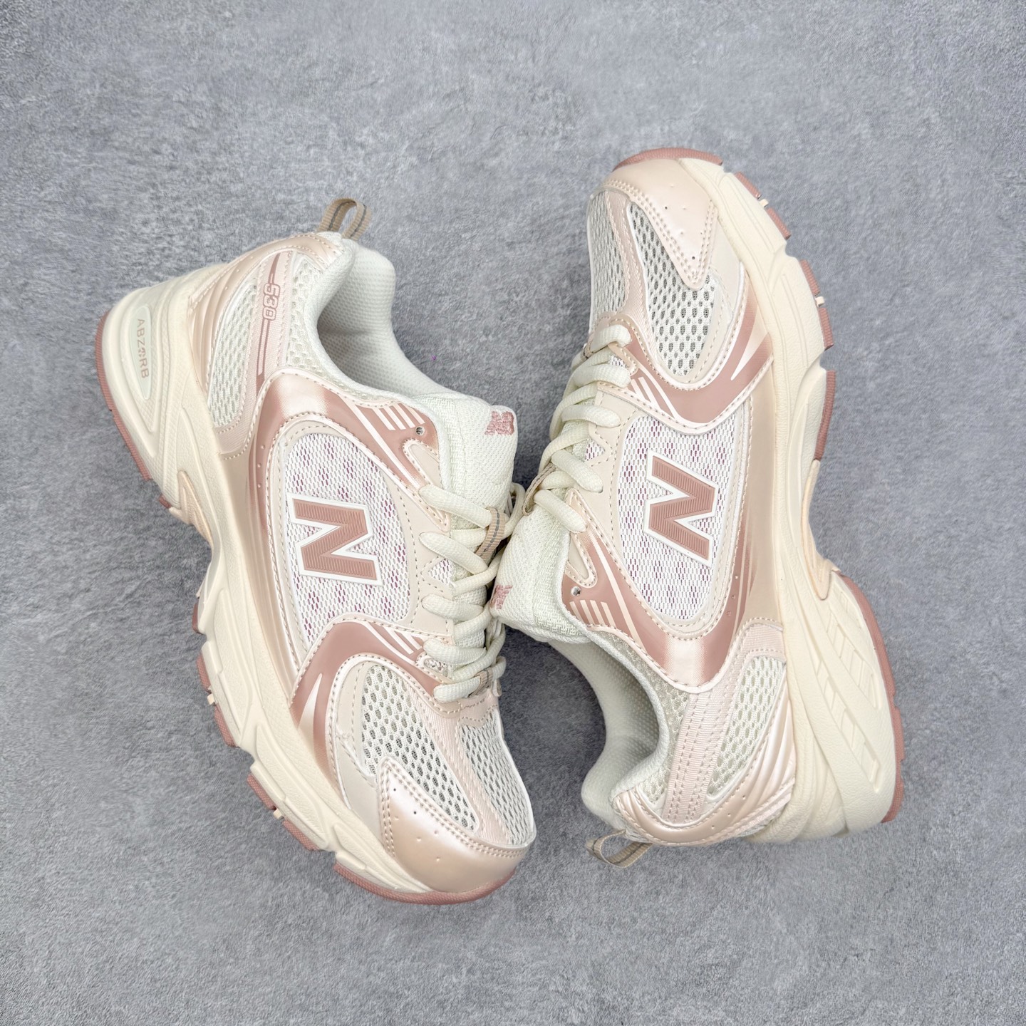 New Balance NB530 新百伦复古透气跑步鞋 抛弃过往以皮革为主的人气轮廓 以极具复古风范的
