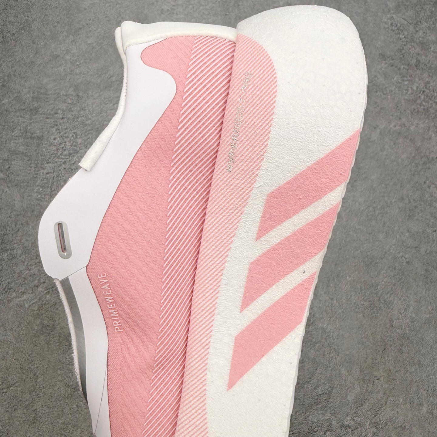 AD Hyperboost Edge 爆米花缓震舒适贴合跑步鞋 在 BOOST 之前冠以了 “HYPER