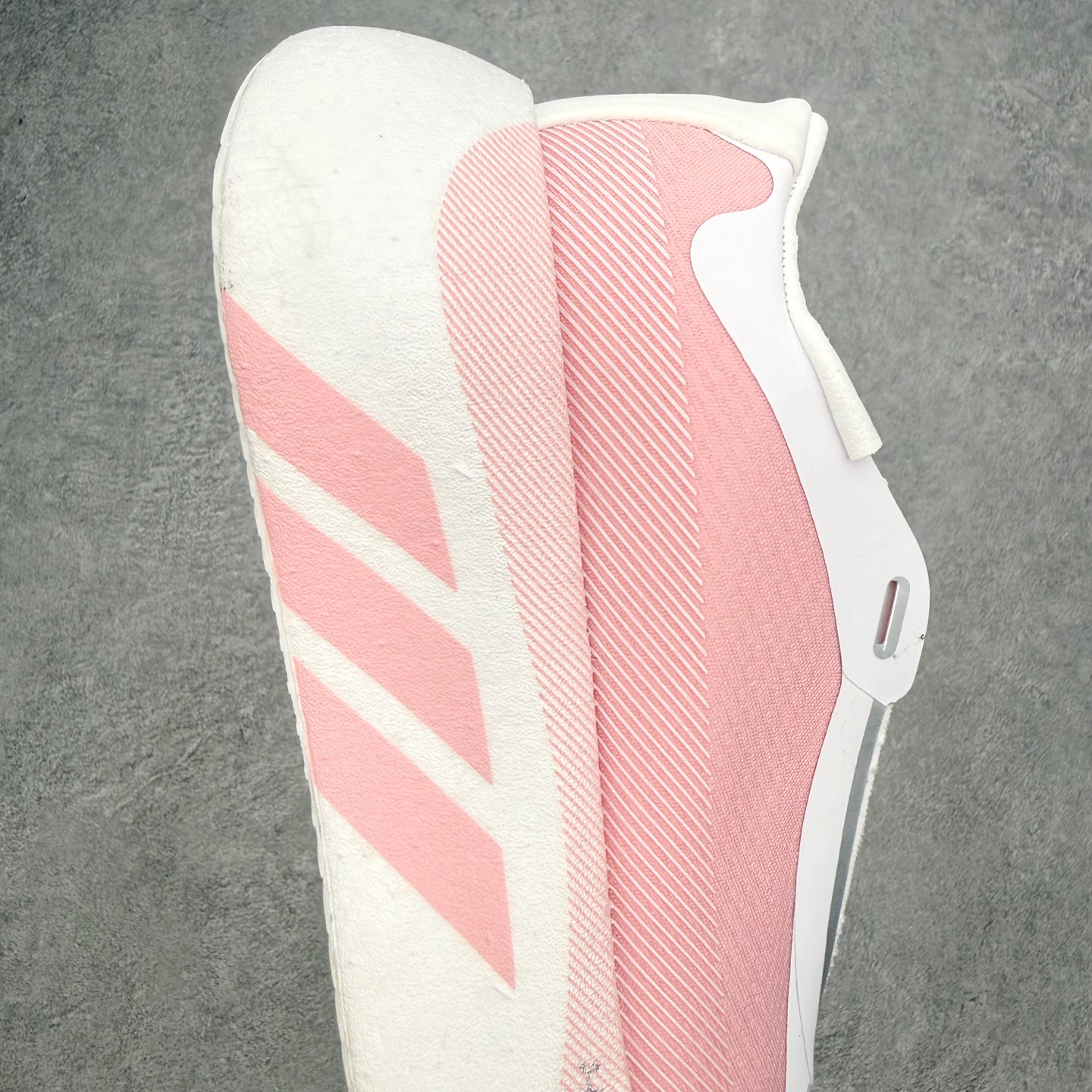 AD Hyperboost Edge 爆米花缓震舒适贴合跑步鞋 在 BOOST 之前冠以了 “HYPER