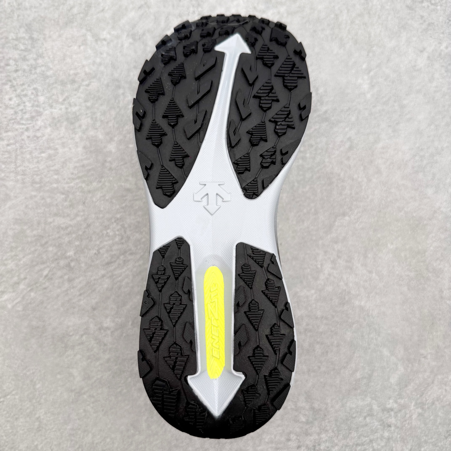 迪桑特DESCENTE RUNNING系列 LAVITATE 3.0 AIR WIRE 缓震舒适 BOA