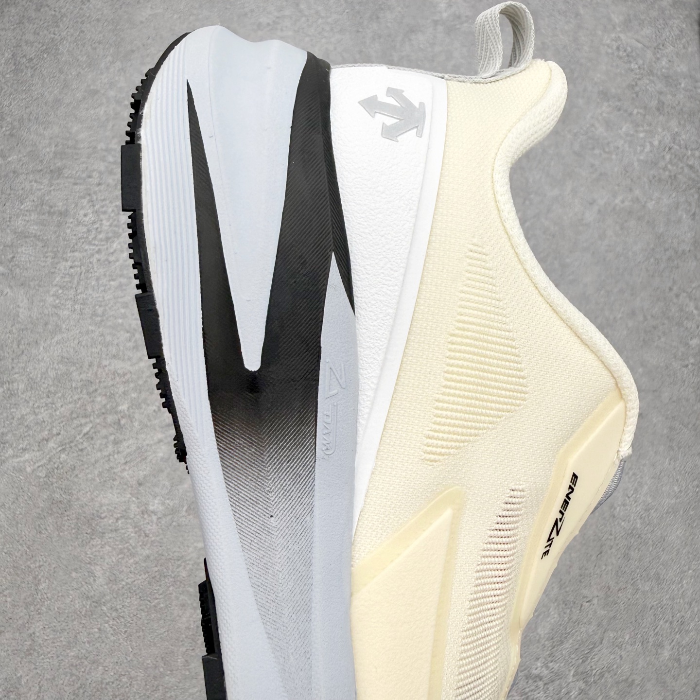 迪桑特DESCENTE RUNNING系列 LAVITATE 3.0 AIR WIRE 缓震舒适 BOA