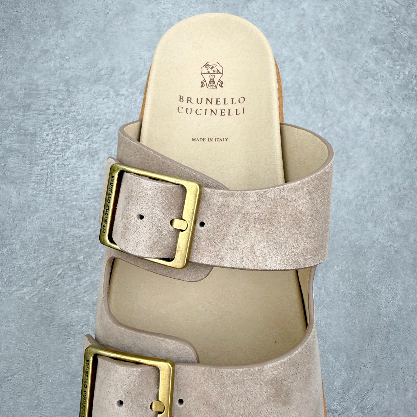 Brunello Cucinelli 绒面革 Bc 鞋面甄选进口牛反绒皮打造，深棕色绒面自带细腻哑光肌理