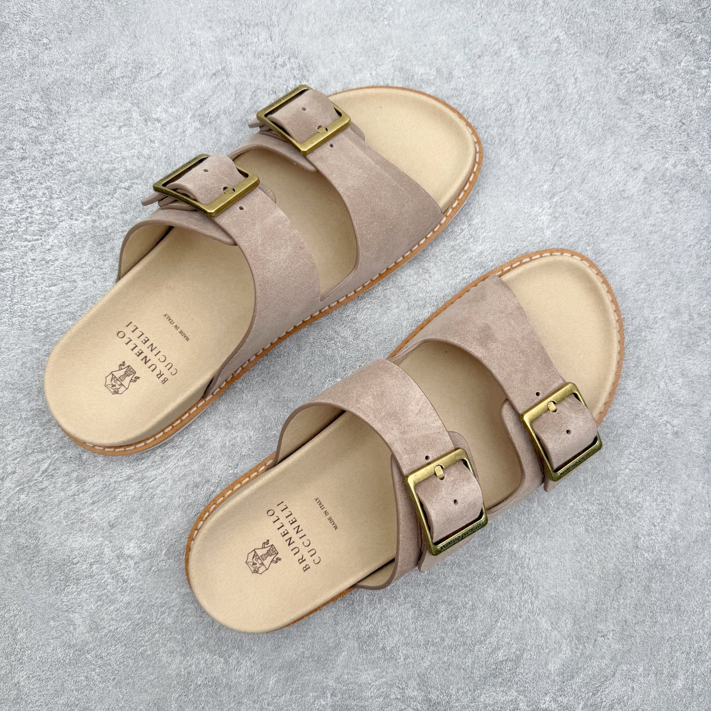 Brunello Cucinelli 绒面革 Bc 鞋面甄选进口牛反绒皮打造，深棕色绒面自带细腻哑光肌理
