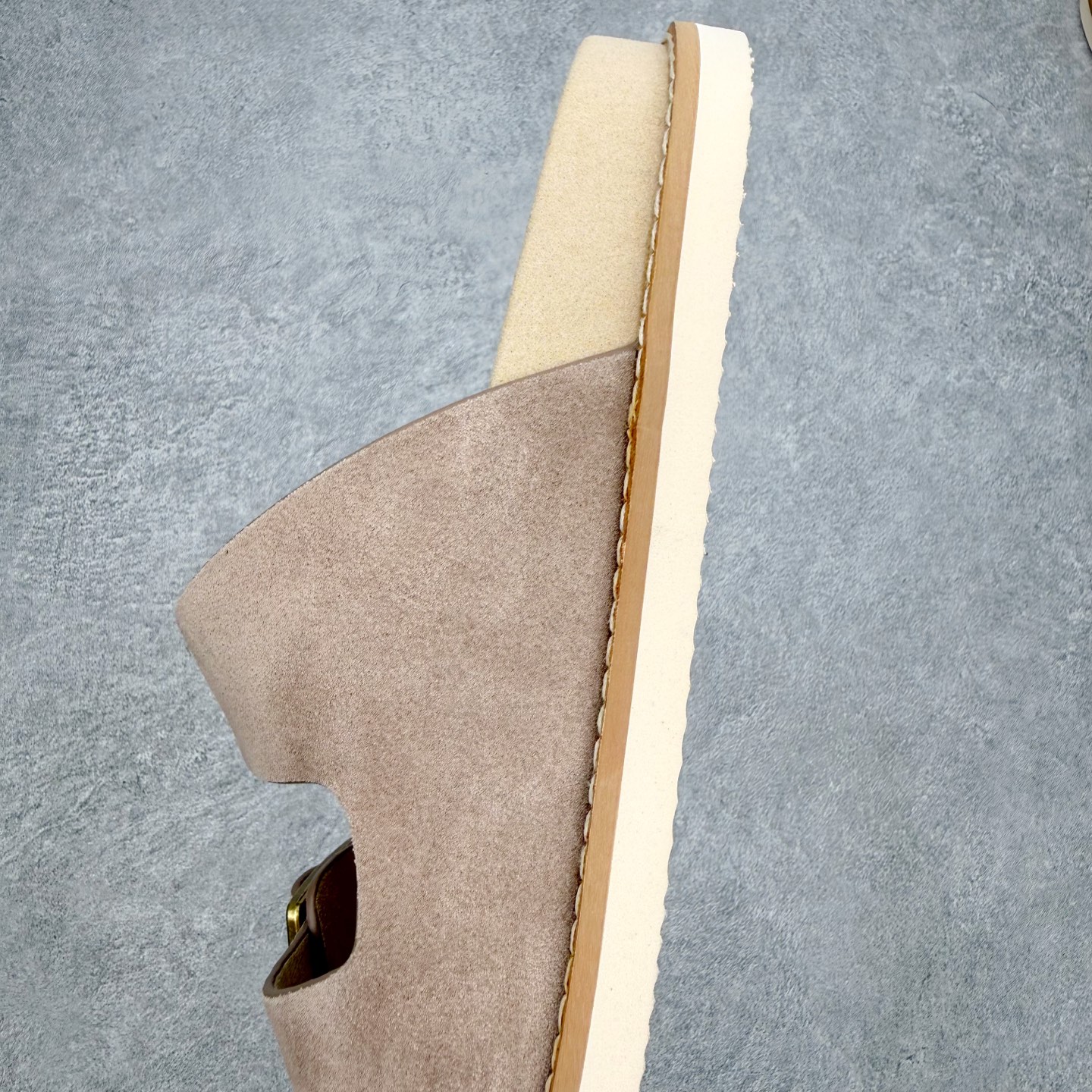 Brunello Cucinelli 绒面革 Bc 鞋面甄选进口牛反绒皮打造，深棕色绒面自带细腻哑光肌理