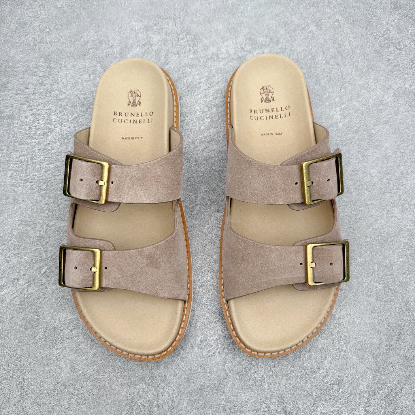 Brunello Cucinelli 绒面革 Bc 鞋面甄选进口牛反绒皮打造，深棕色绒面自带细腻哑光肌理
