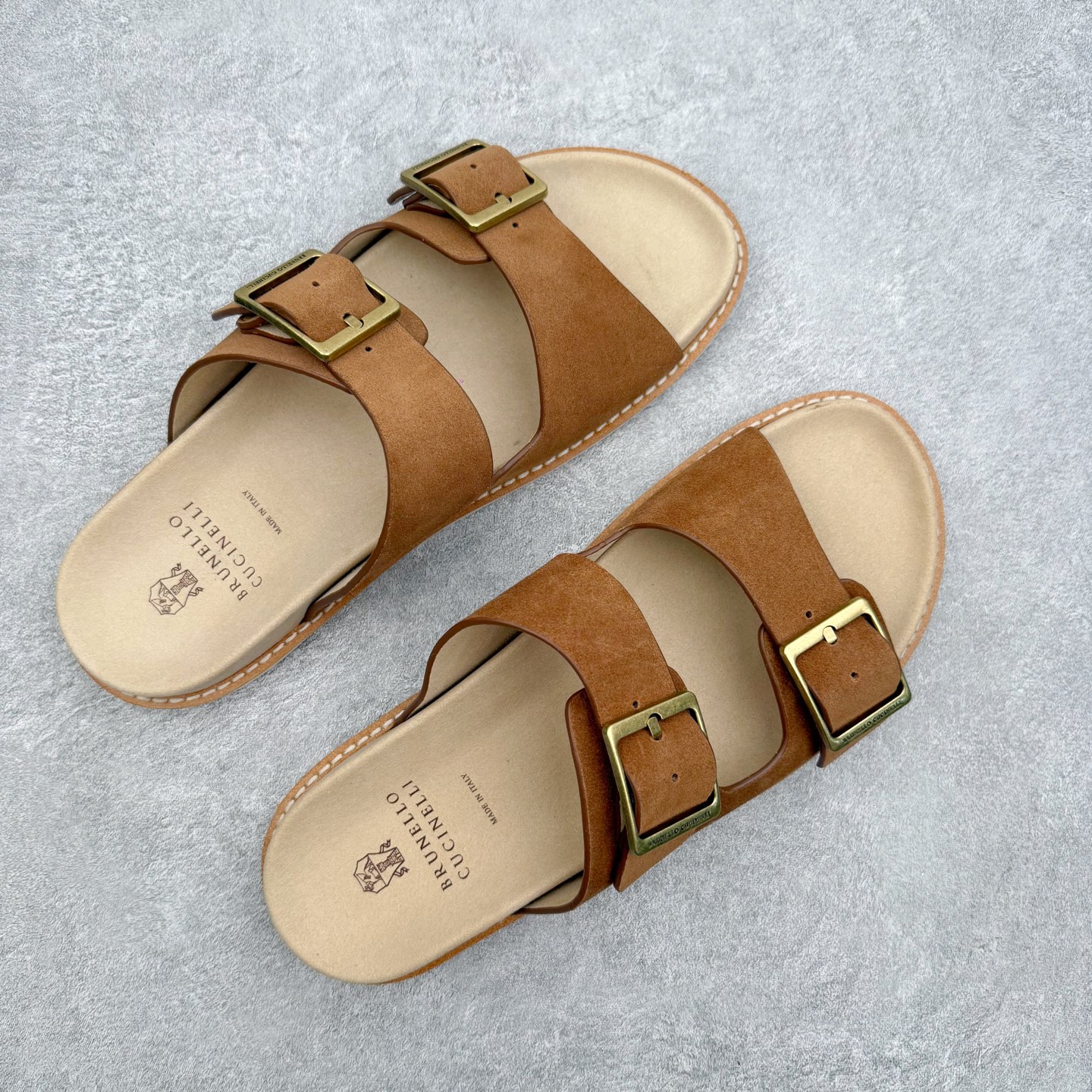 Brunello Cucinelli 绒面革 Bc 鞋面甄选进口牛反绒皮打造，深棕色绒面自带细腻哑光肌理