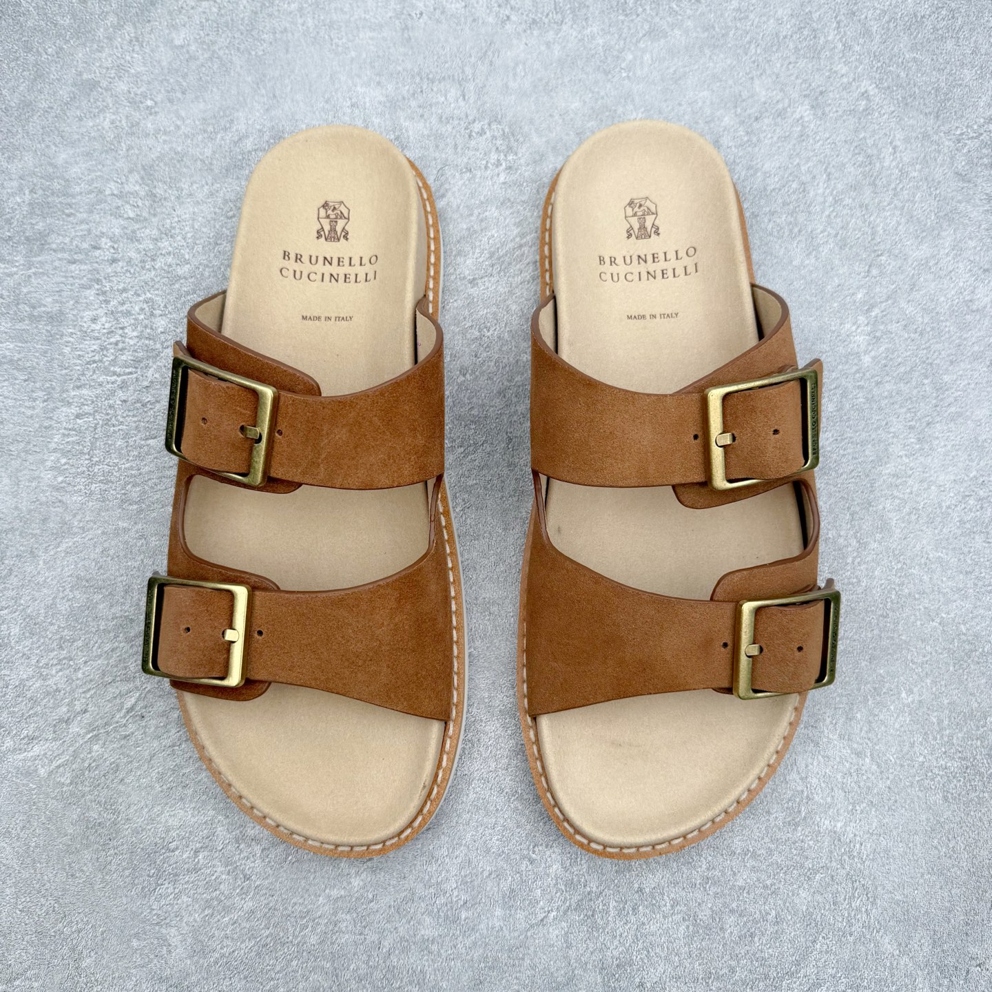 Brunello Cucinelli 绒面革 Bc 鞋面甄选进口牛反绒皮打造，深棕色绒面自带细腻哑光肌理