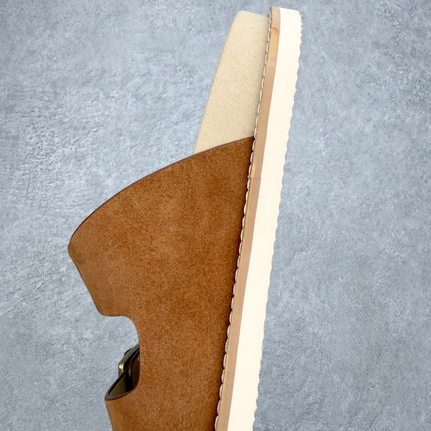 Brunello Cucinelli 绒面革 Bc 鞋面甄选进口牛反绒皮打造，深棕色绒面自带细腻哑光肌理