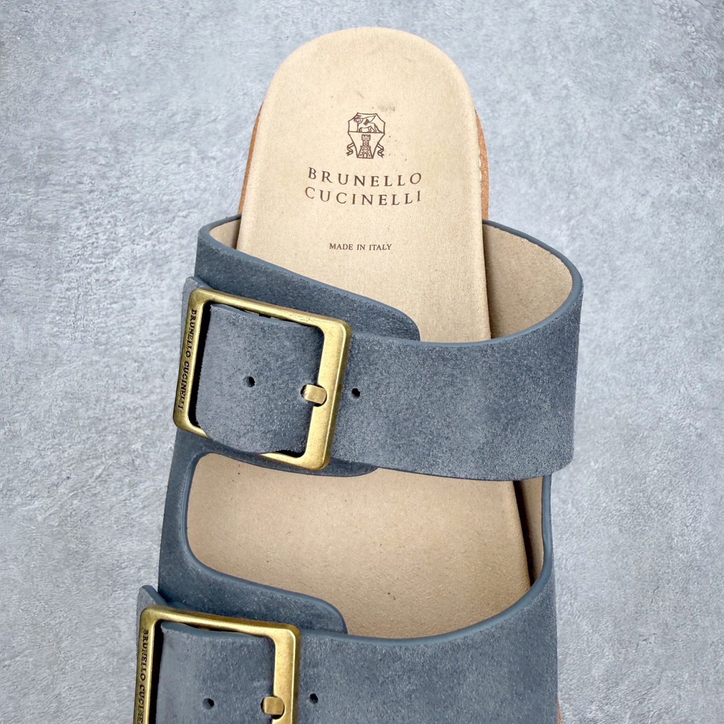 Brunello Cucinelli 绒面革 Bc 鞋面甄选进口牛反绒皮打造，深棕色绒面自带细腻哑光肌理
