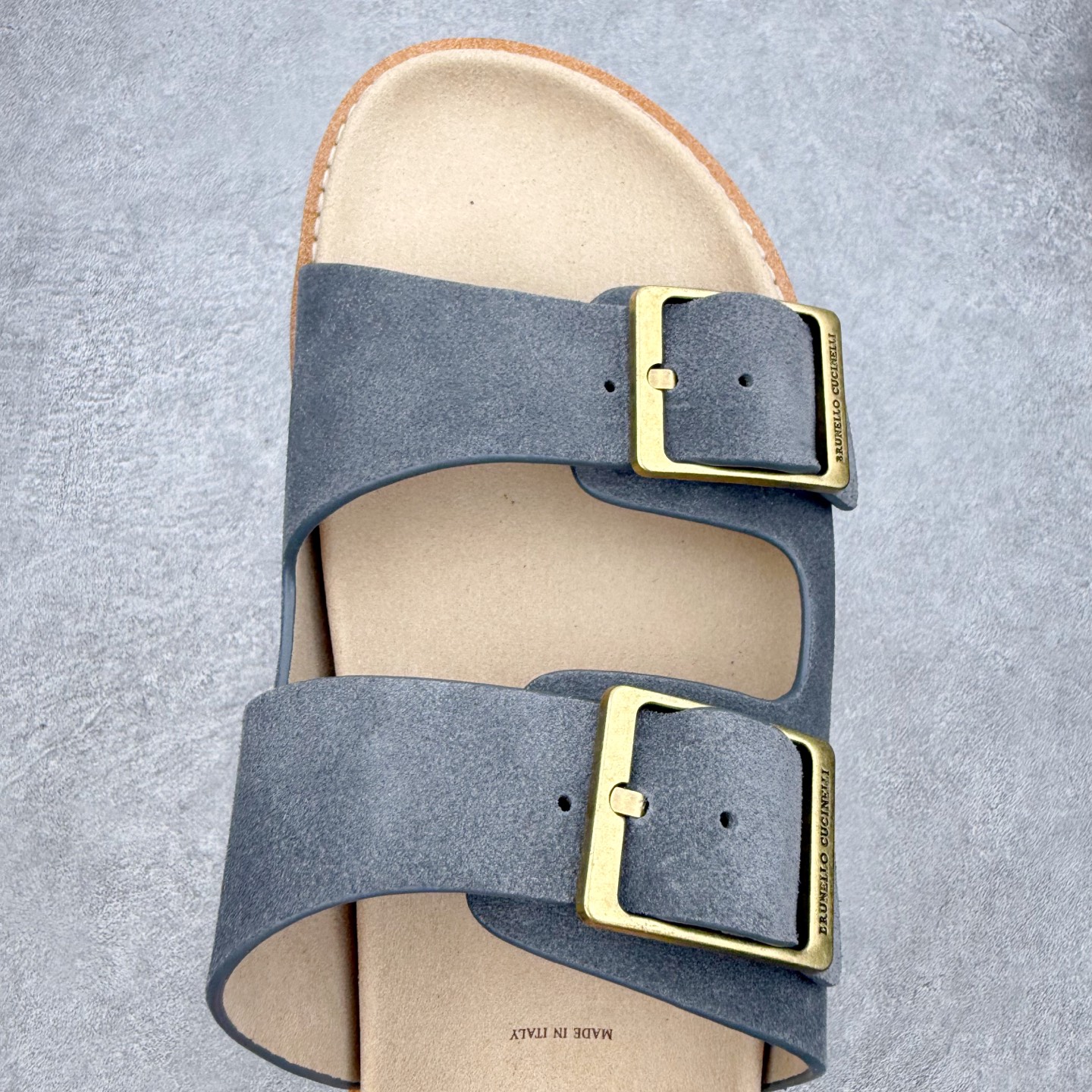 Brunello Cucinelli 绒面革 Bc 鞋面甄选进口牛反绒皮打造，深棕色绒面自带细腻哑光肌理