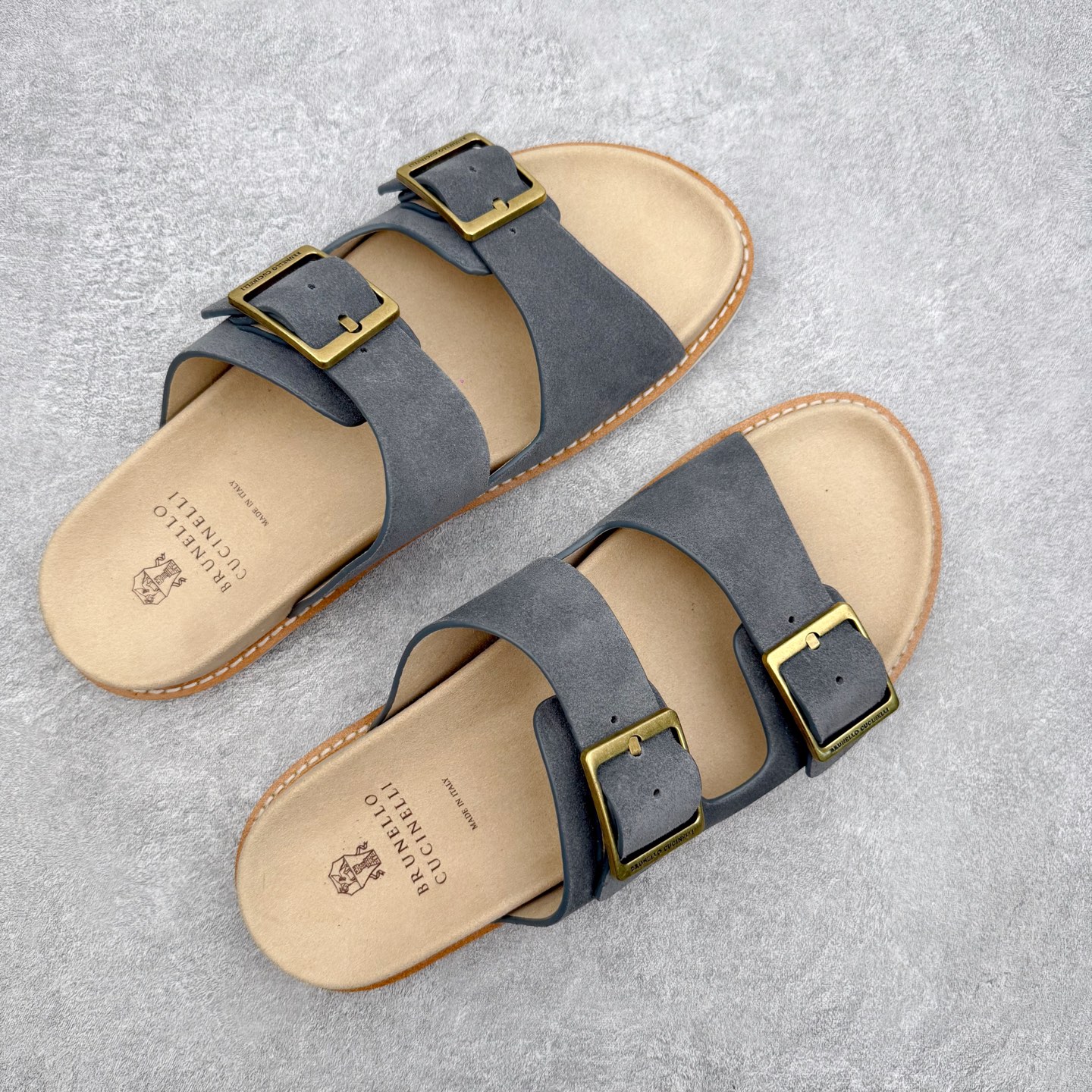 Brunello Cucinelli 绒面革 Bc 鞋面甄选进口牛反绒皮打造，深棕色绒面自带细腻哑光肌理