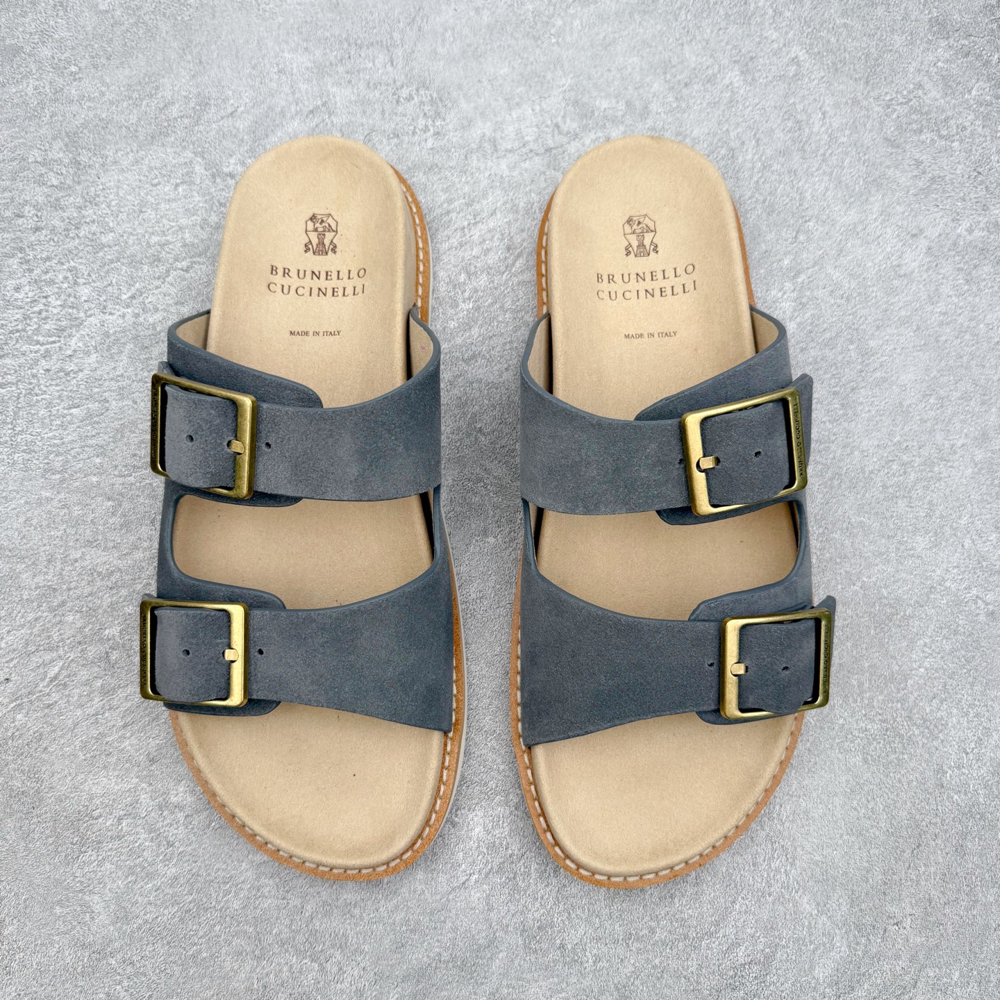 Brunello Cucinelli 绒面革 Bc 鞋面甄选进口牛反绒皮打造，深棕色绒面自带细腻哑光肌理