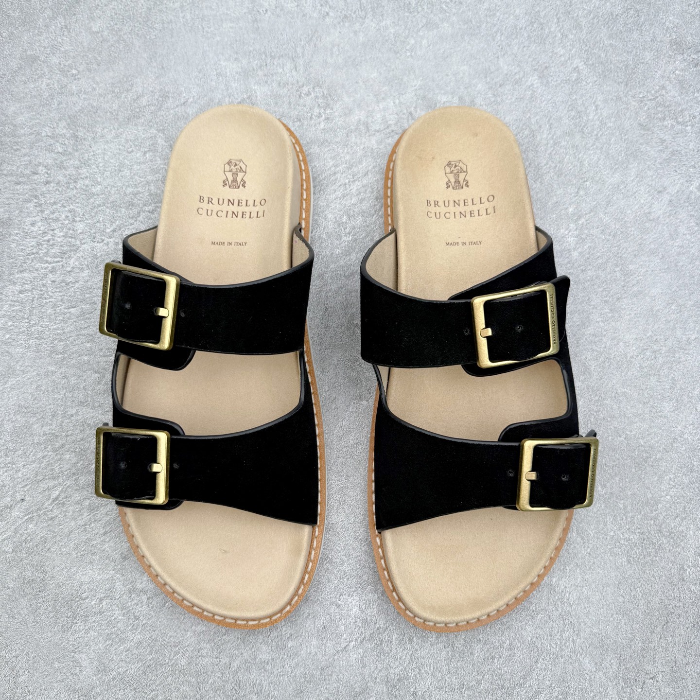 Brunello Cucinelli 绒面革 Bc 鞋面甄选进口牛反绒皮打造，深棕色绒面自带细腻哑光肌理