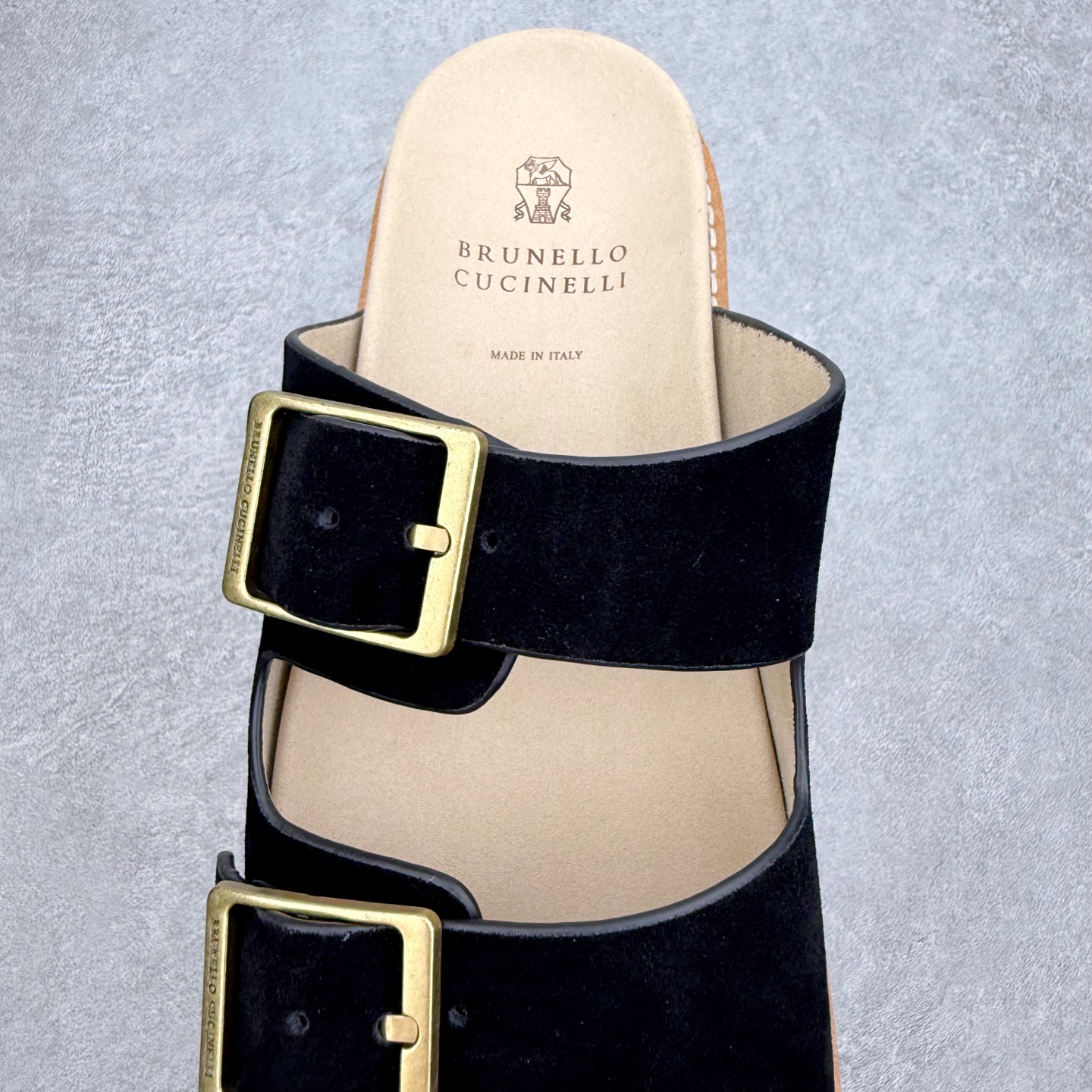 Brunello Cucinelli 绒面革 Bc 鞋面甄选进口牛反绒皮打造，深棕色绒面自带细腻哑光肌理