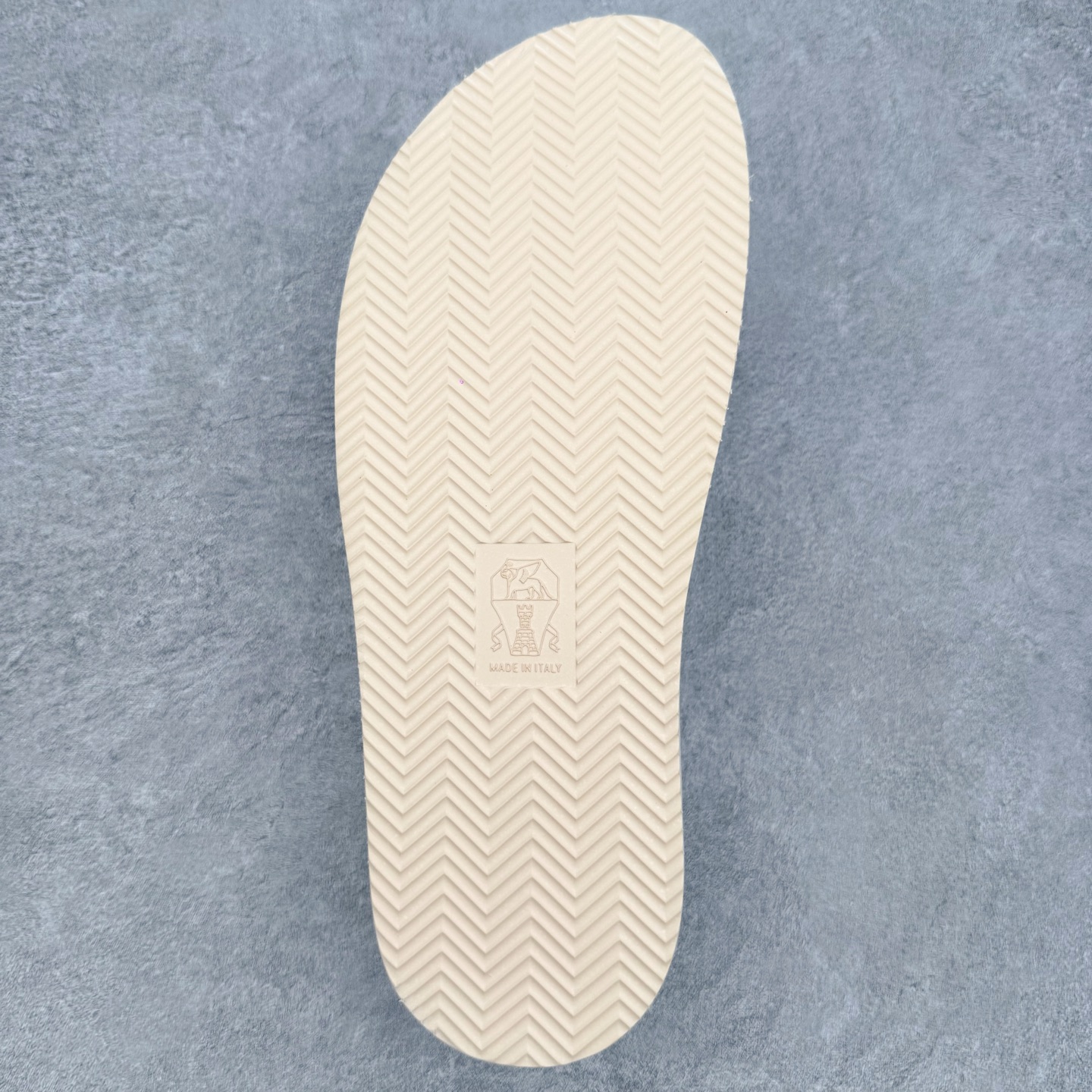 Brunello Cucinelli 绒面革 Bc 鞋面甄选进口牛反绒皮打造，深棕色绒面自带细腻哑光肌理