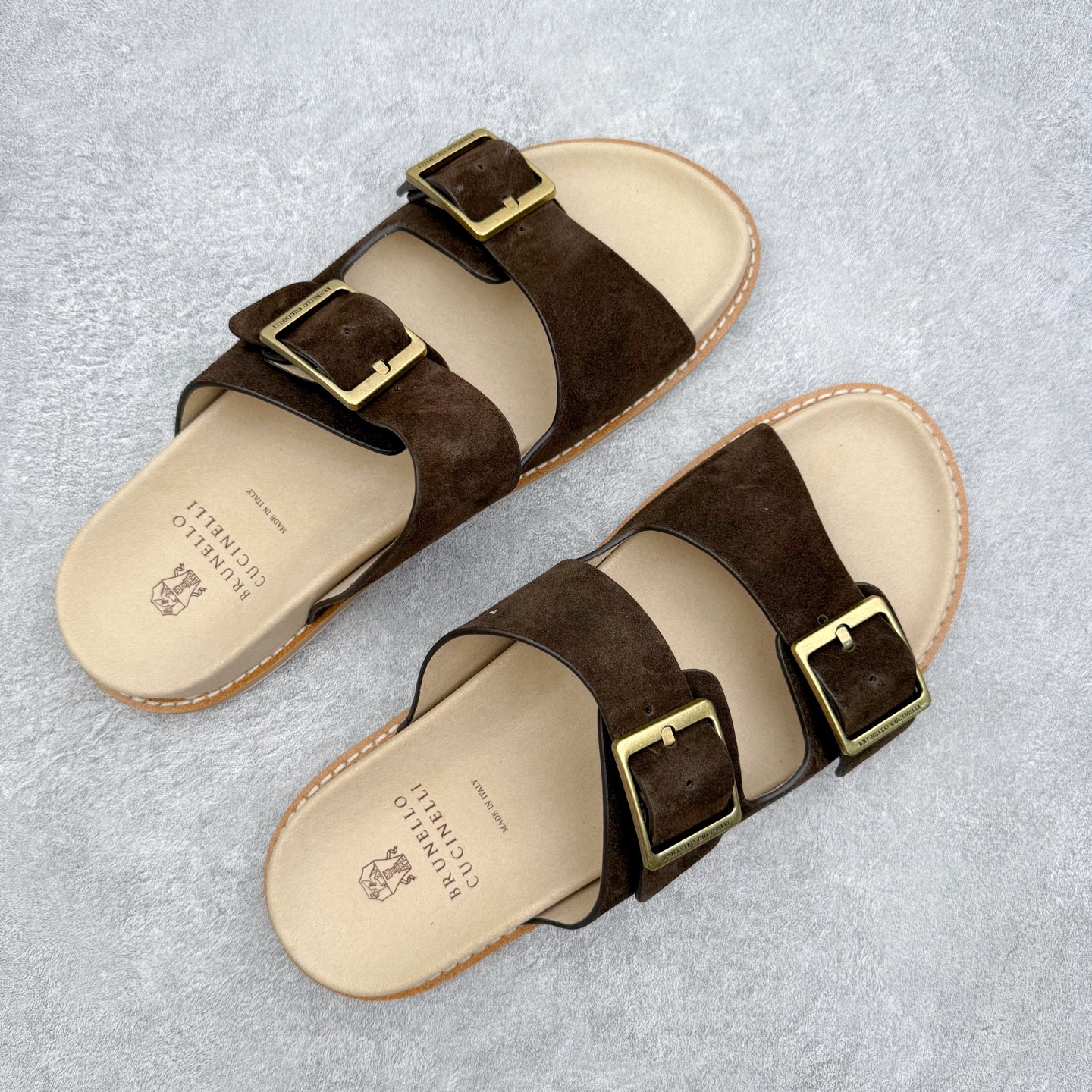 Brunello Cucinelli 绒面革 Bc 鞋面甄选进口牛反绒皮打造，深棕色绒面自带细腻哑光肌理