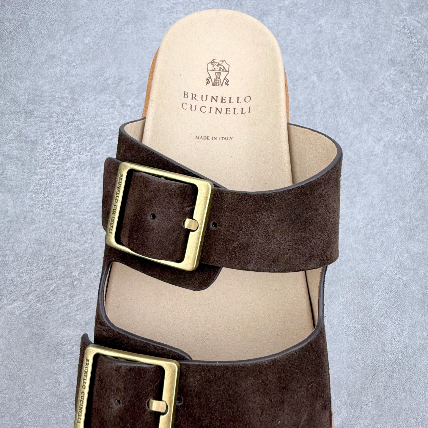 Brunello Cucinelli 绒面革 Bc 鞋面甄选进口牛反绒皮打造，深棕色绒面自带细腻哑光肌理