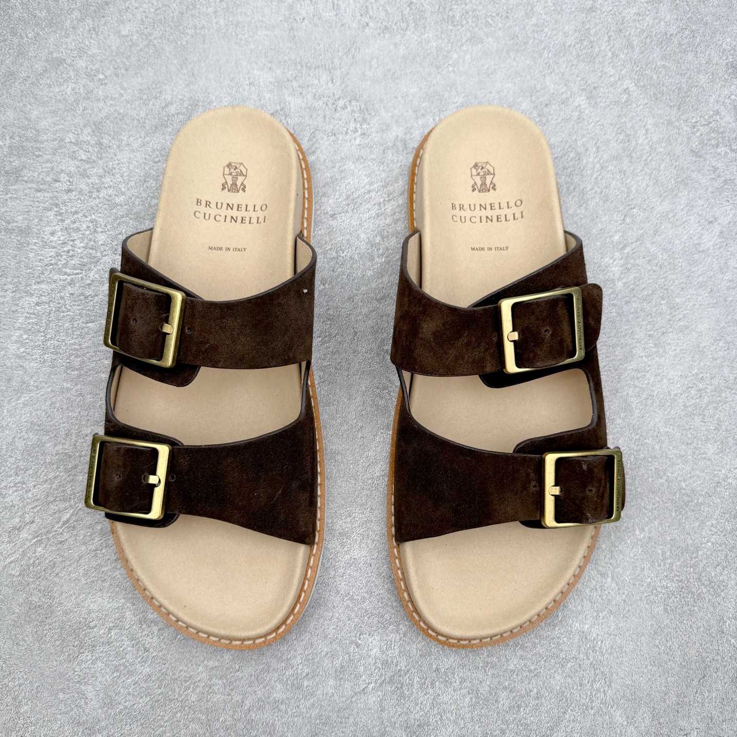 Brunello Cucinelli 绒面革 Bc 鞋面甄选进口牛反绒皮打造，深棕色绒面自带细腻哑光肌理