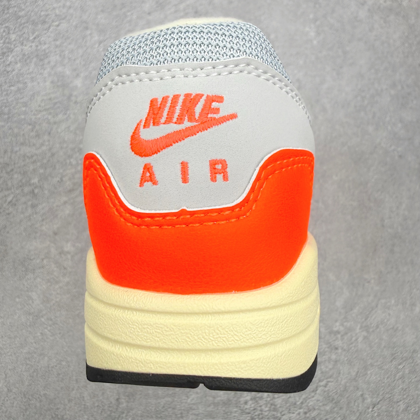 NK Air Max 1 初代复古气垫慢跑鞋 II7055-800 由Tinker Hatfeld和Ma