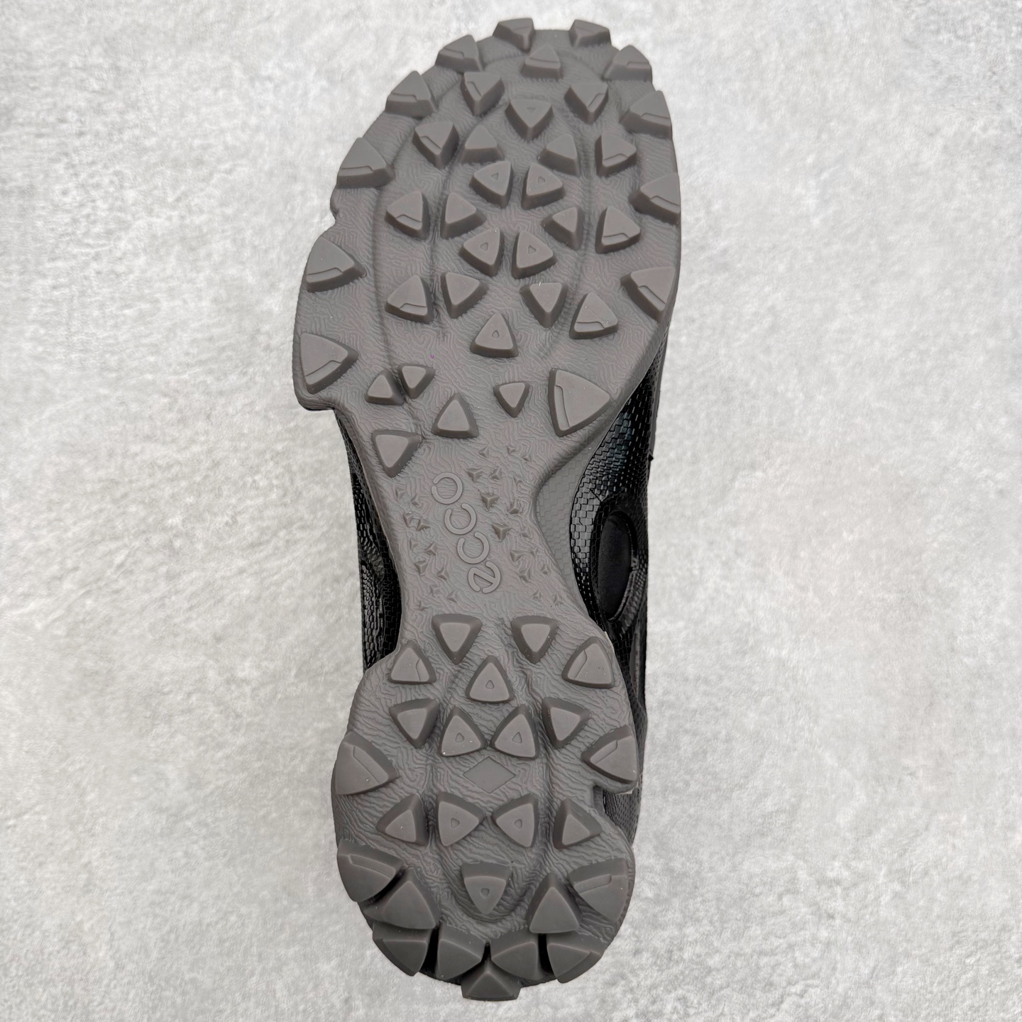 ECCo爱步 Biom C Trail 时尚简约牛皮减震耐磨低帮休闲跑步鞋 ECCO以三大核心特征为依托