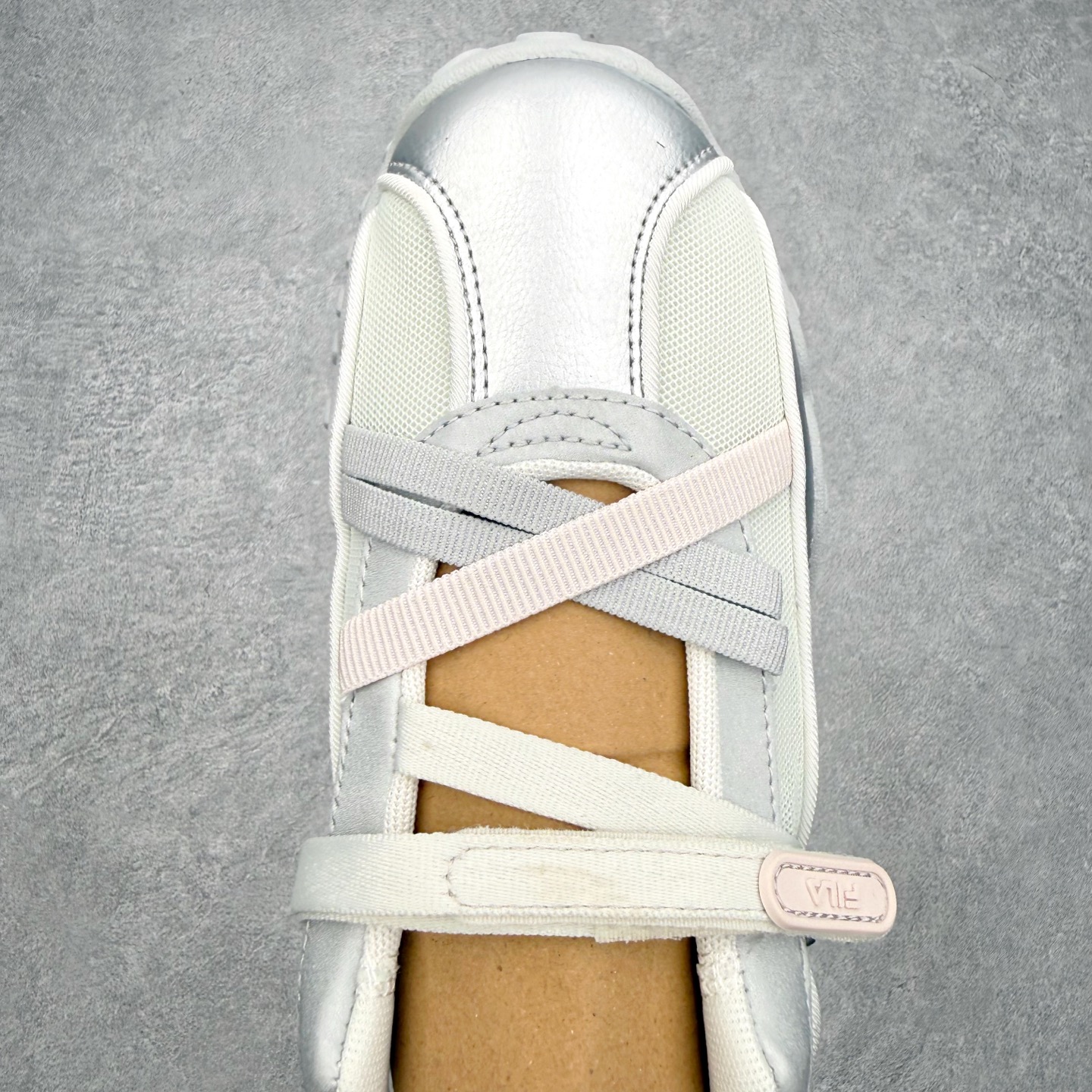 FILA FUSION 斐乐潮牌 PEBBLE SANDAL 时尚复古 玛丽珍鞋 女款 太空银 传承了 