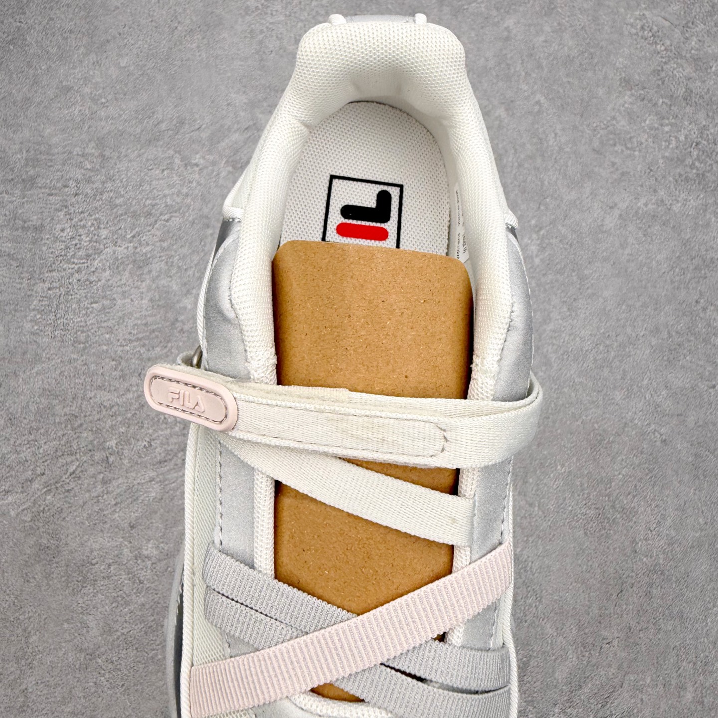 FILA FUSION 斐乐潮牌 PEBBLE SANDAL 时尚复古 玛丽珍鞋 女款 太空银 传承了 