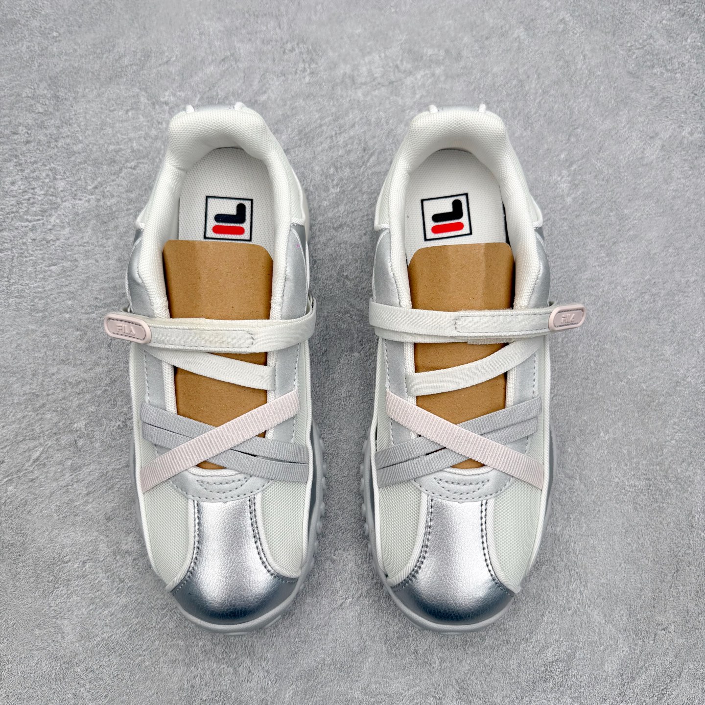 FILA FUSION 斐乐潮牌 PEBBLE SANDAL 时尚复古 玛丽珍鞋 女款 太空银 传承了 