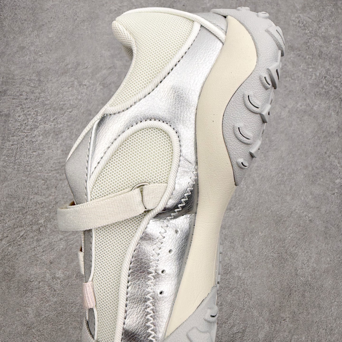 FILA FUSION 斐乐潮牌 PEBBLE SANDAL 时尚复古 玛丽珍鞋 女款 太空银 传承了 