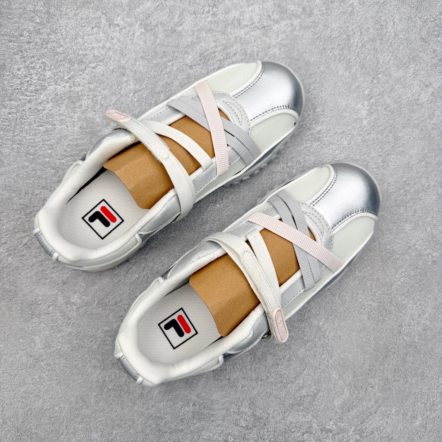 FILA FUSION 斐乐潮牌 PEBBLE SANDAL 时尚复古 玛丽珍鞋 女款 太空银 传承了 