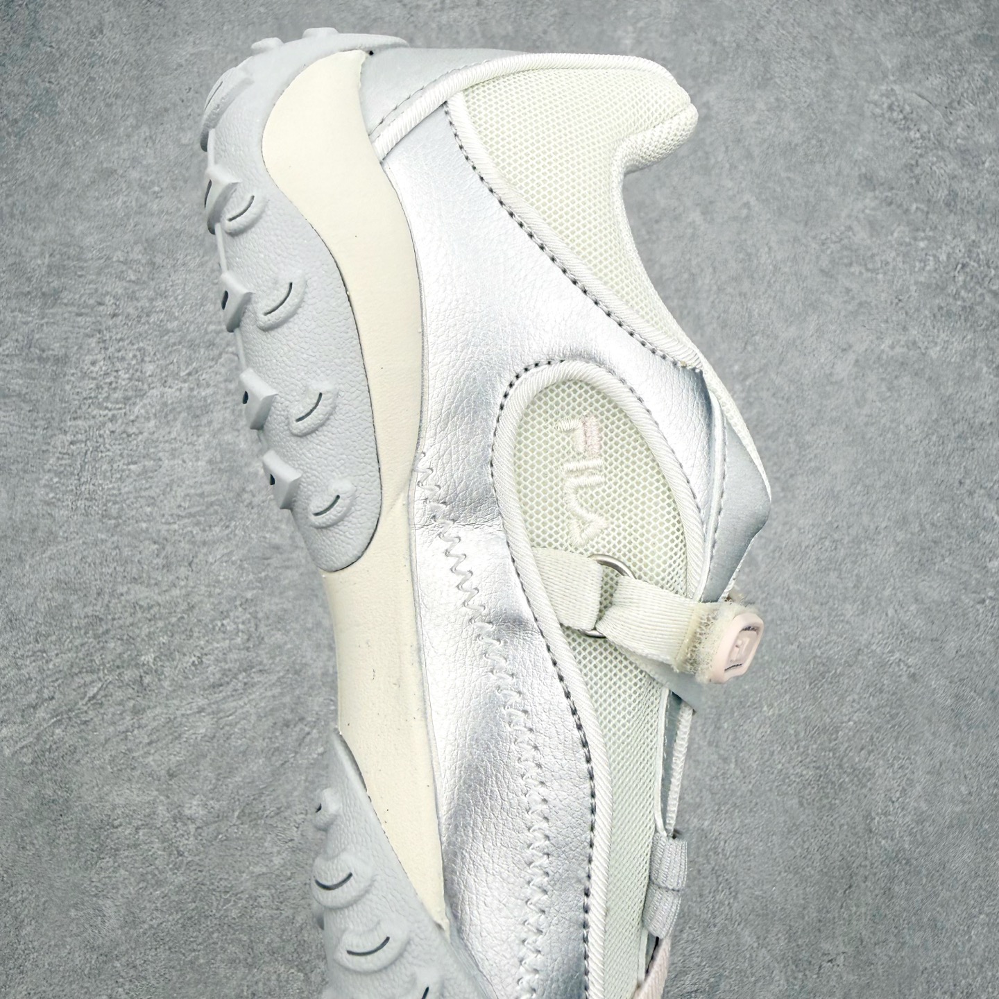 FILA FUSION 斐乐潮牌 PEBBLE SANDAL 时尚复古 玛丽珍鞋 女款 太空银 传承了 