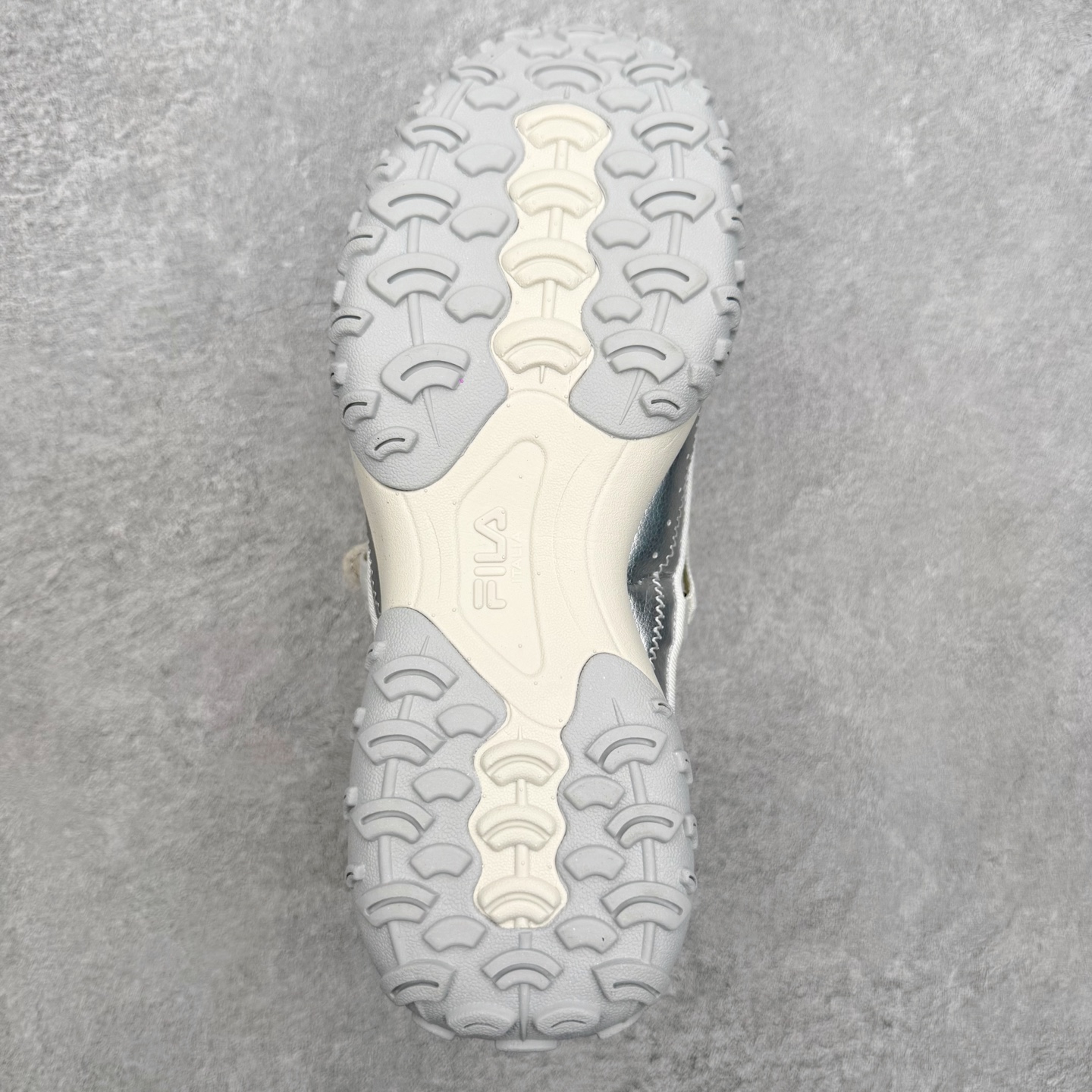 FILA FUSION 斐乐潮牌 PEBBLE SANDAL 时尚复古 玛丽珍鞋 女款 太空银 传承了 