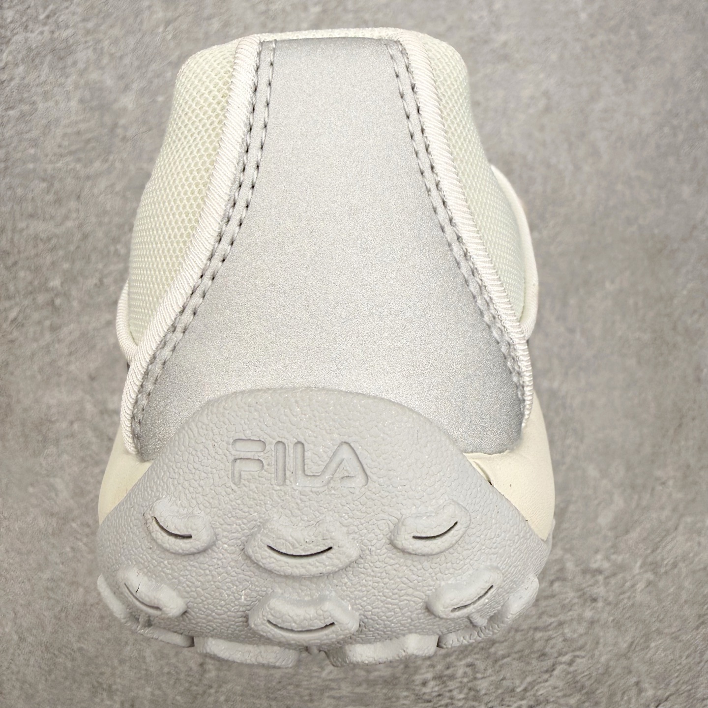 FILA FUSION 斐乐潮牌 PEBBLE SANDAL 时尚复古 玛丽珍鞋 女款 太空银 传承了 