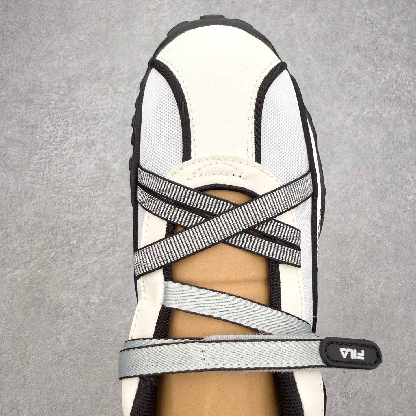 FILA FUSION 斐乐潮牌 PEBBLE SANDAL 时尚复古 玛丽珍鞋 女款 太空银 传承了 