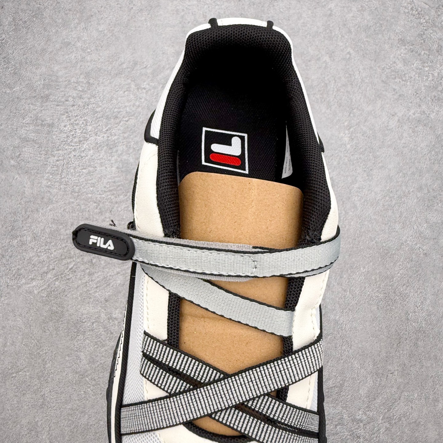 FILA FUSION 斐乐潮牌 PEBBLE SANDAL 时尚复古 玛丽珍鞋 女款 太空银 传承了 