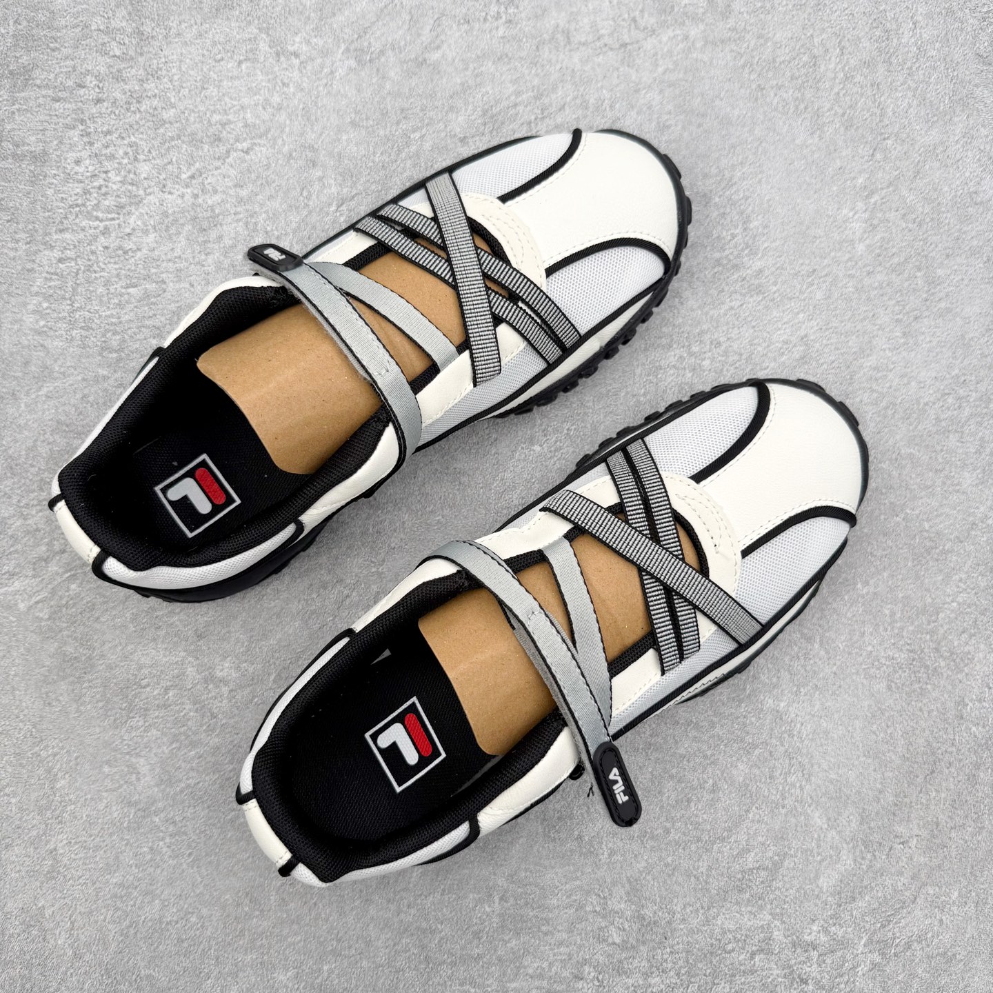 FILA FUSION 斐乐潮牌 PEBBLE SANDAL 时尚复古 玛丽珍鞋 女款 太空银 传承了 