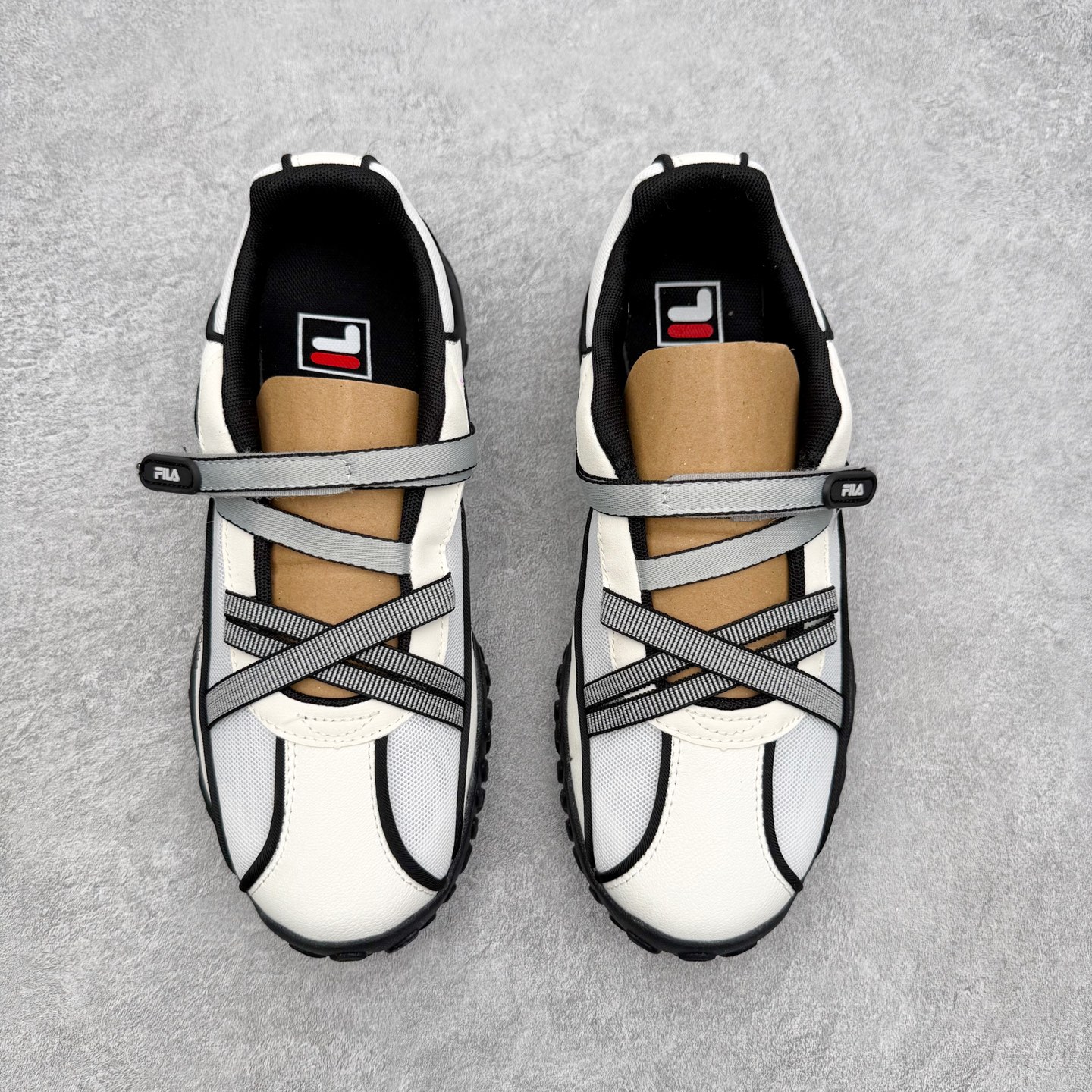 FILA FUSION 斐乐潮牌 PEBBLE SANDAL 时尚复古 玛丽珍鞋 女款 太空银 传承了 