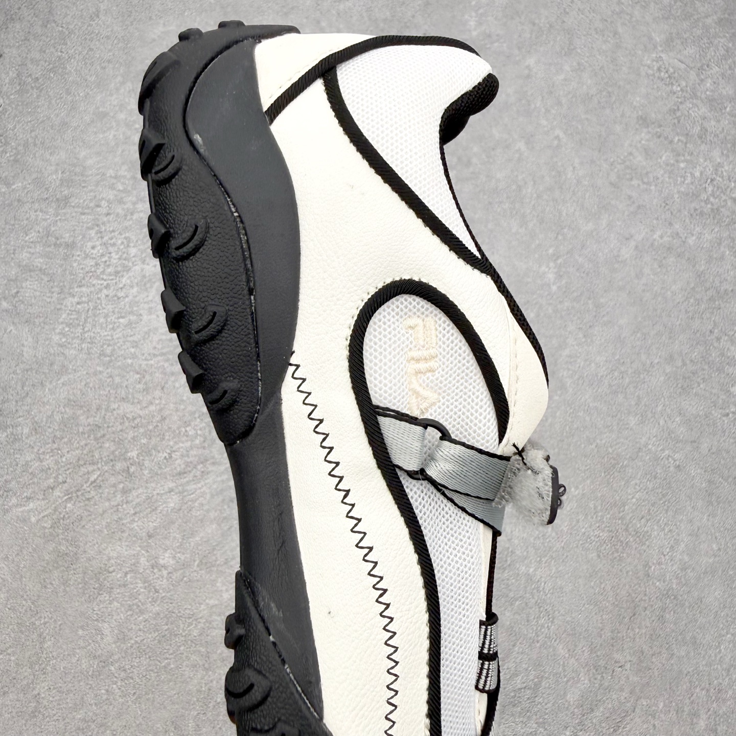 FILA FUSION 斐乐潮牌 PEBBLE SANDAL 时尚复古 玛丽珍鞋 女款 太空银 传承了 