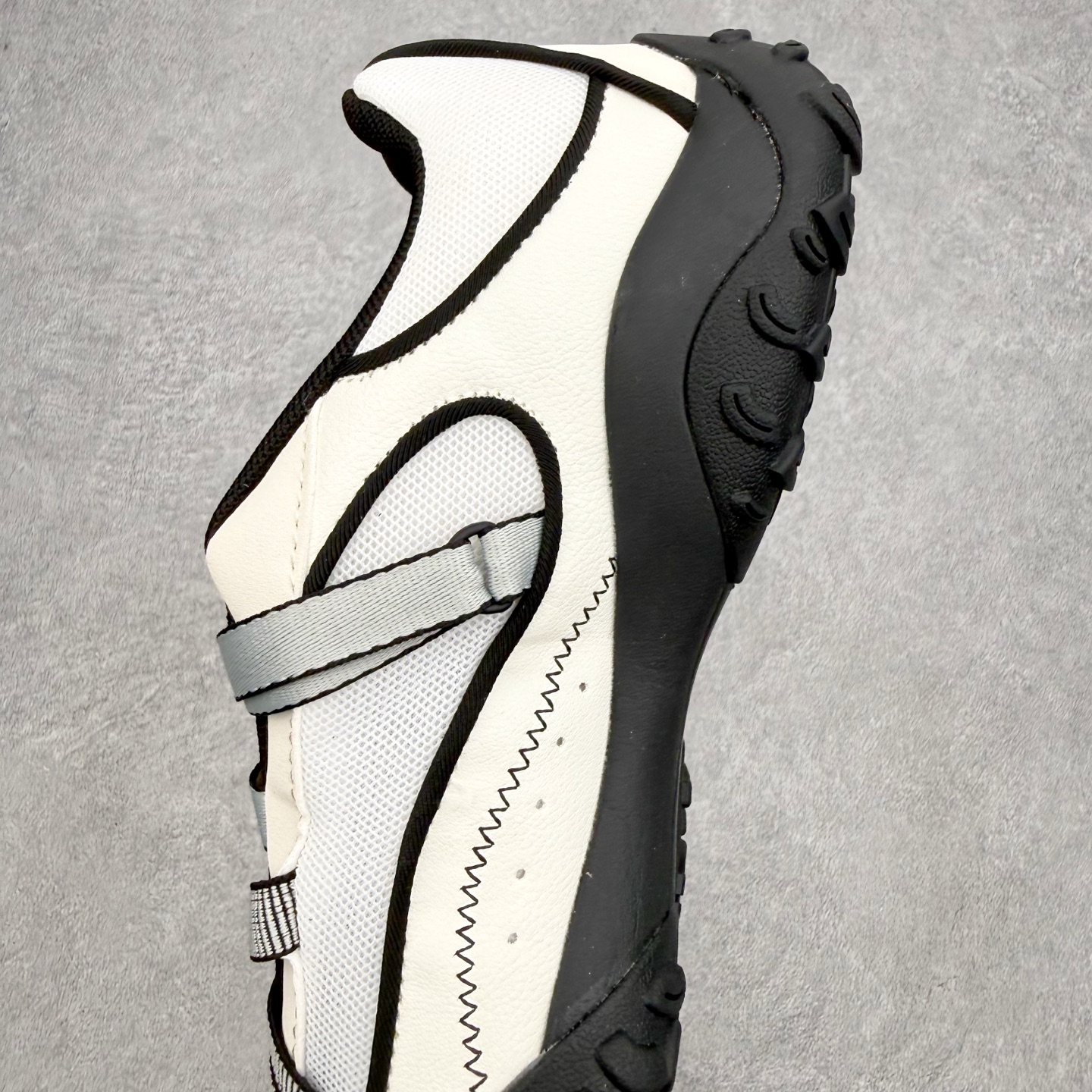 FILA FUSION 斐乐潮牌 PEBBLE SANDAL 时尚复古 玛丽珍鞋 女款 太空银 传承了 