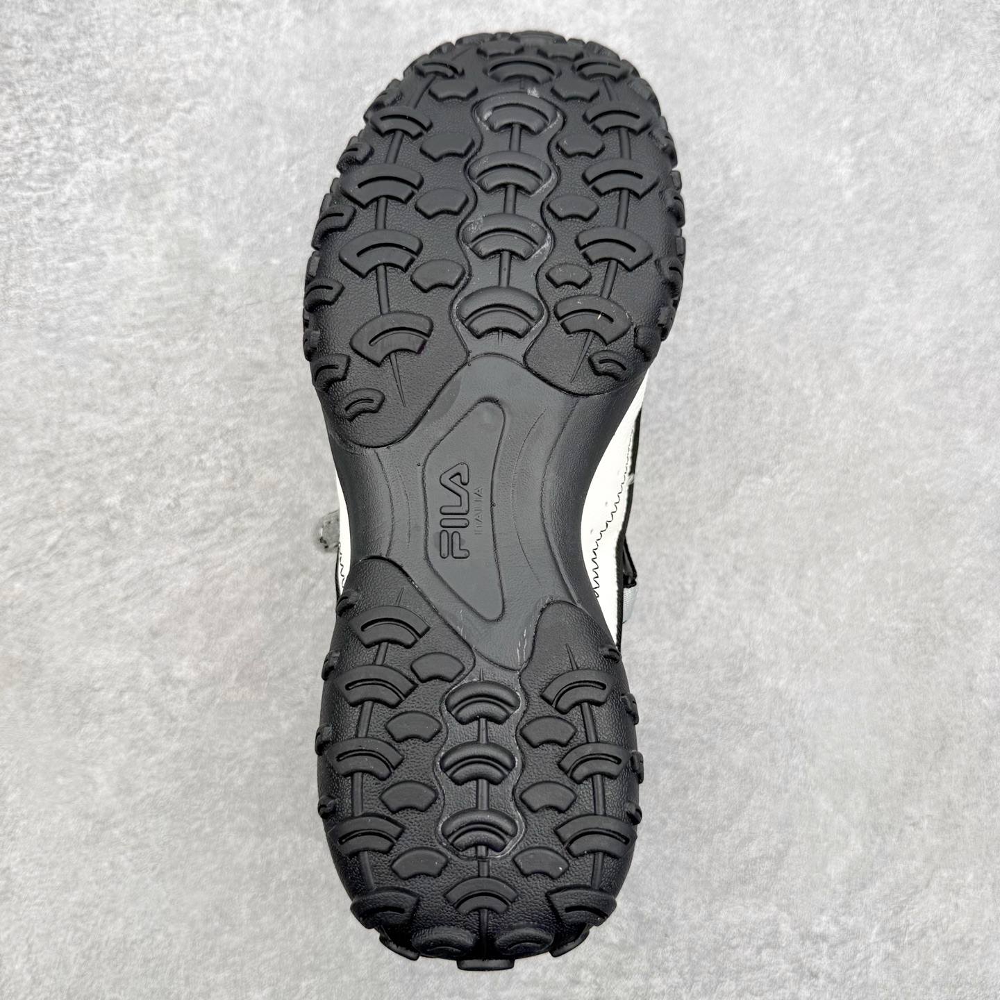 FILA FUSION 斐乐潮牌 PEBBLE SANDAL 时尚复古 玛丽珍鞋 女款 太空银 传承了 
