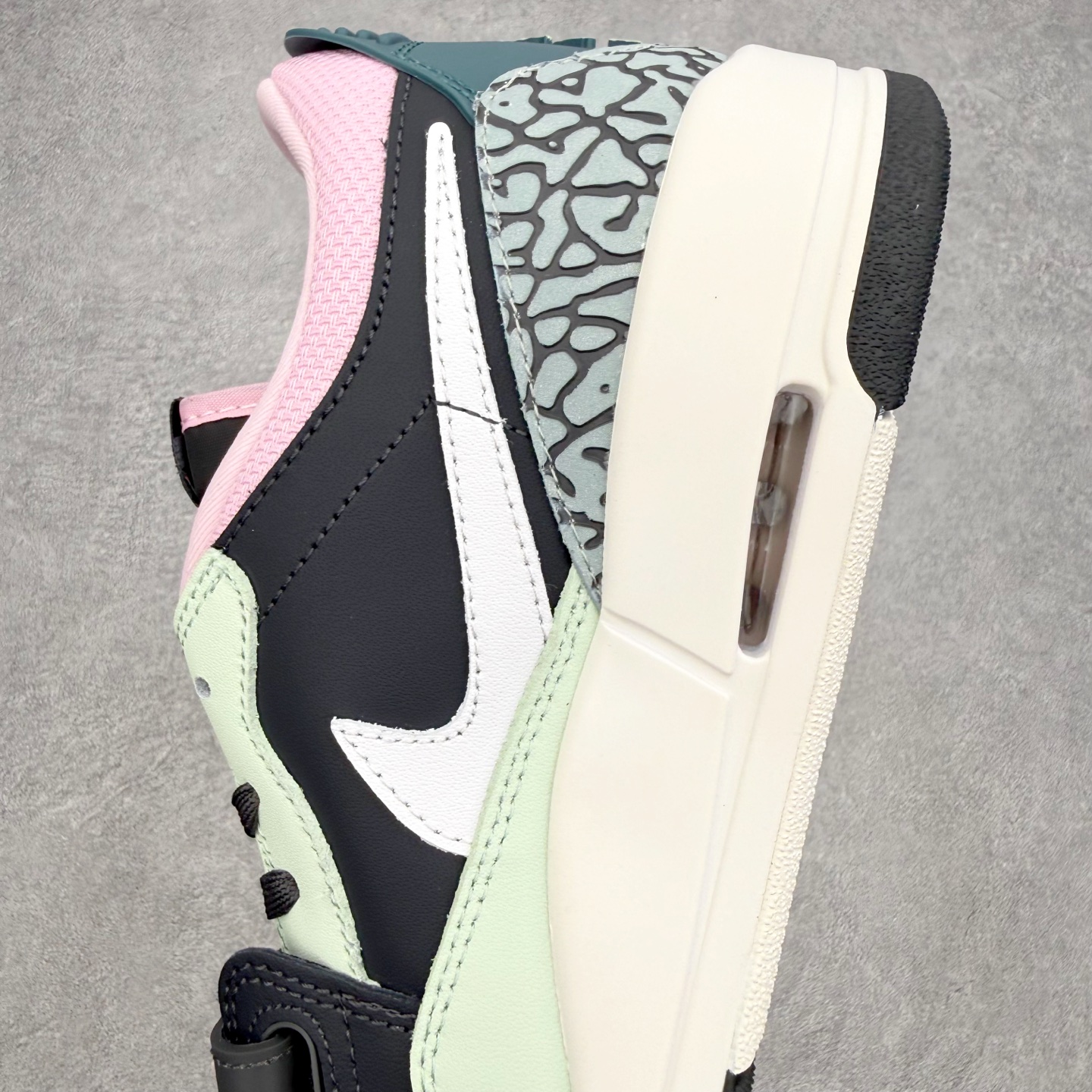Air Jordan Legacy AJ312 低帮 CD7069-007 鞋身采用了皮革材质打造 横跨