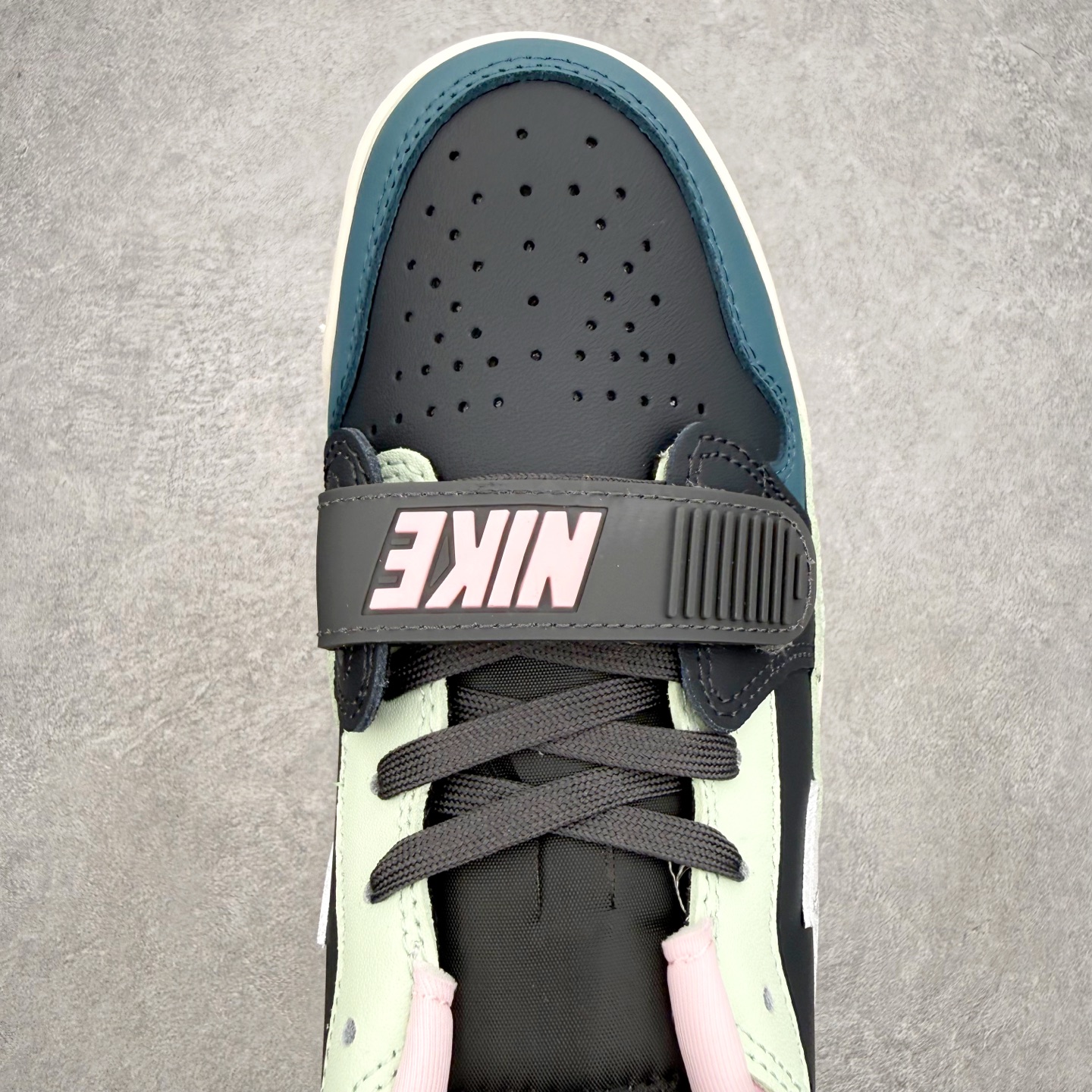 Air Jordan Legacy AJ312 低帮 CD7069-007 鞋身采用了皮革材质打造 横跨